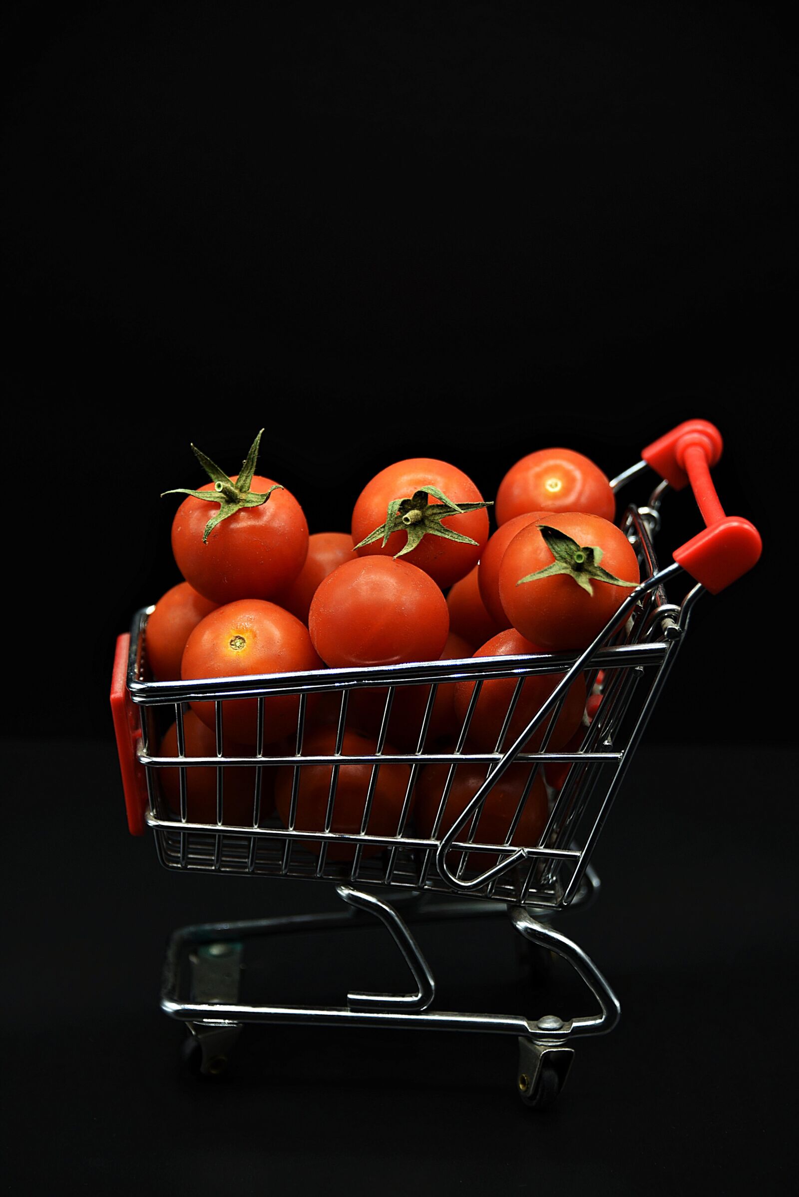Nikon D750 sample photo. Tomatoes, shopping cart, vegetables photography