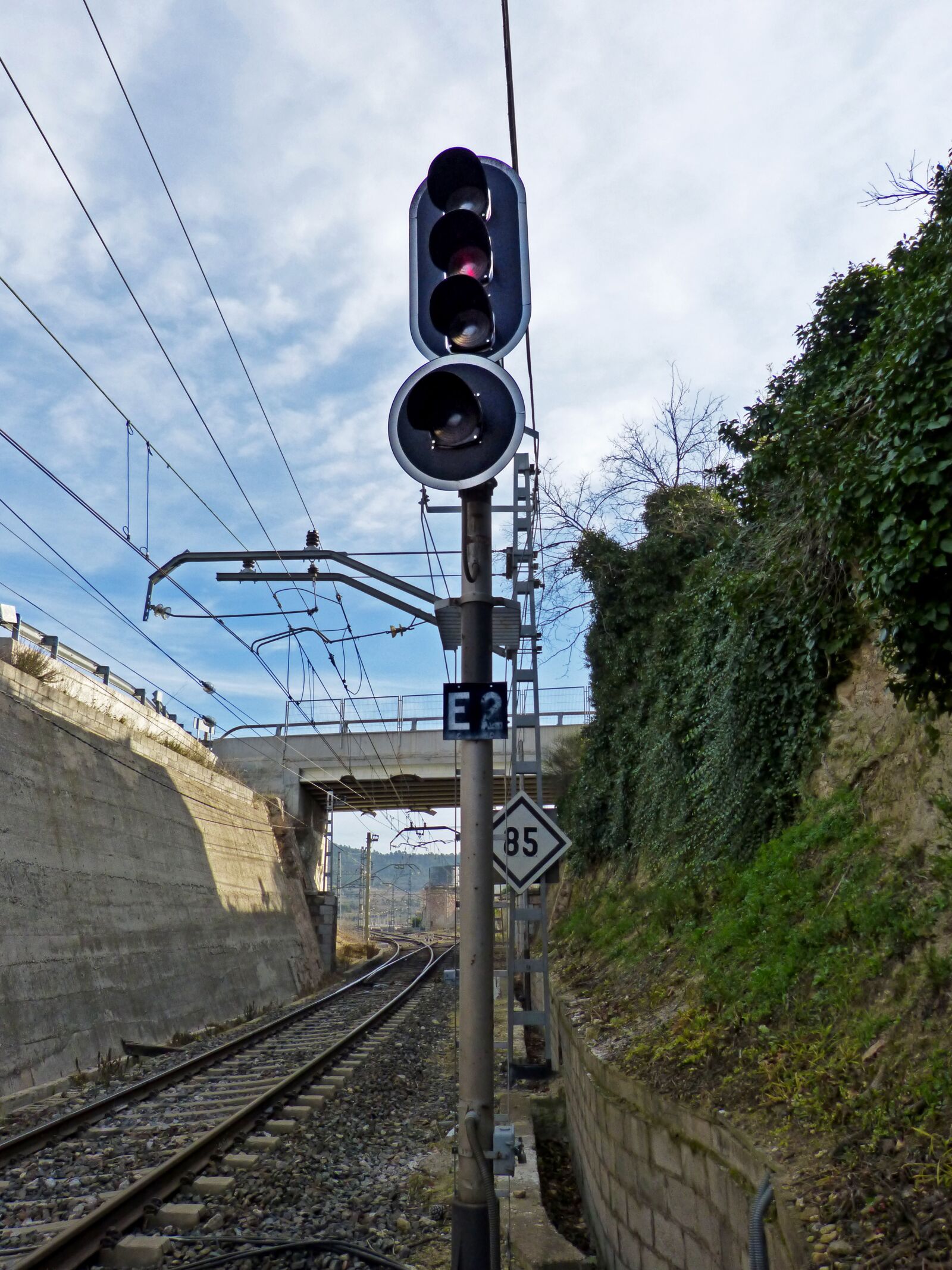 Panasonic DMC-FZ62 sample photo. Traffic light, catenary, via photography