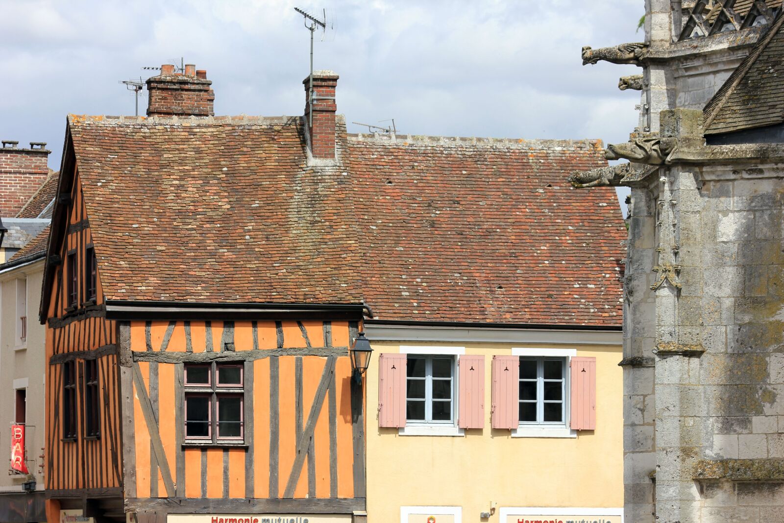 Canon EOS 550D (EOS Rebel T2i / EOS Kiss X4) sample photo. Dreux, building, house photography