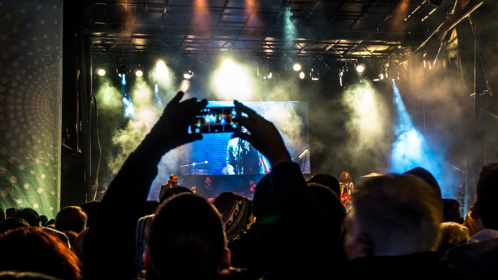 Sony a6000 sample photo. Audience, band, concert photography