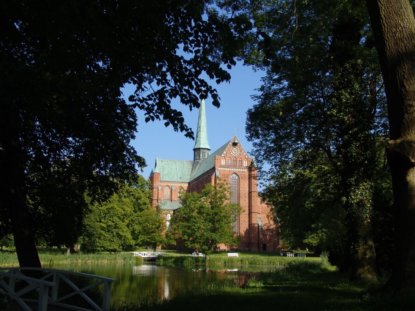 Sony DSC-F828 sample photo. Church, background, christian photography