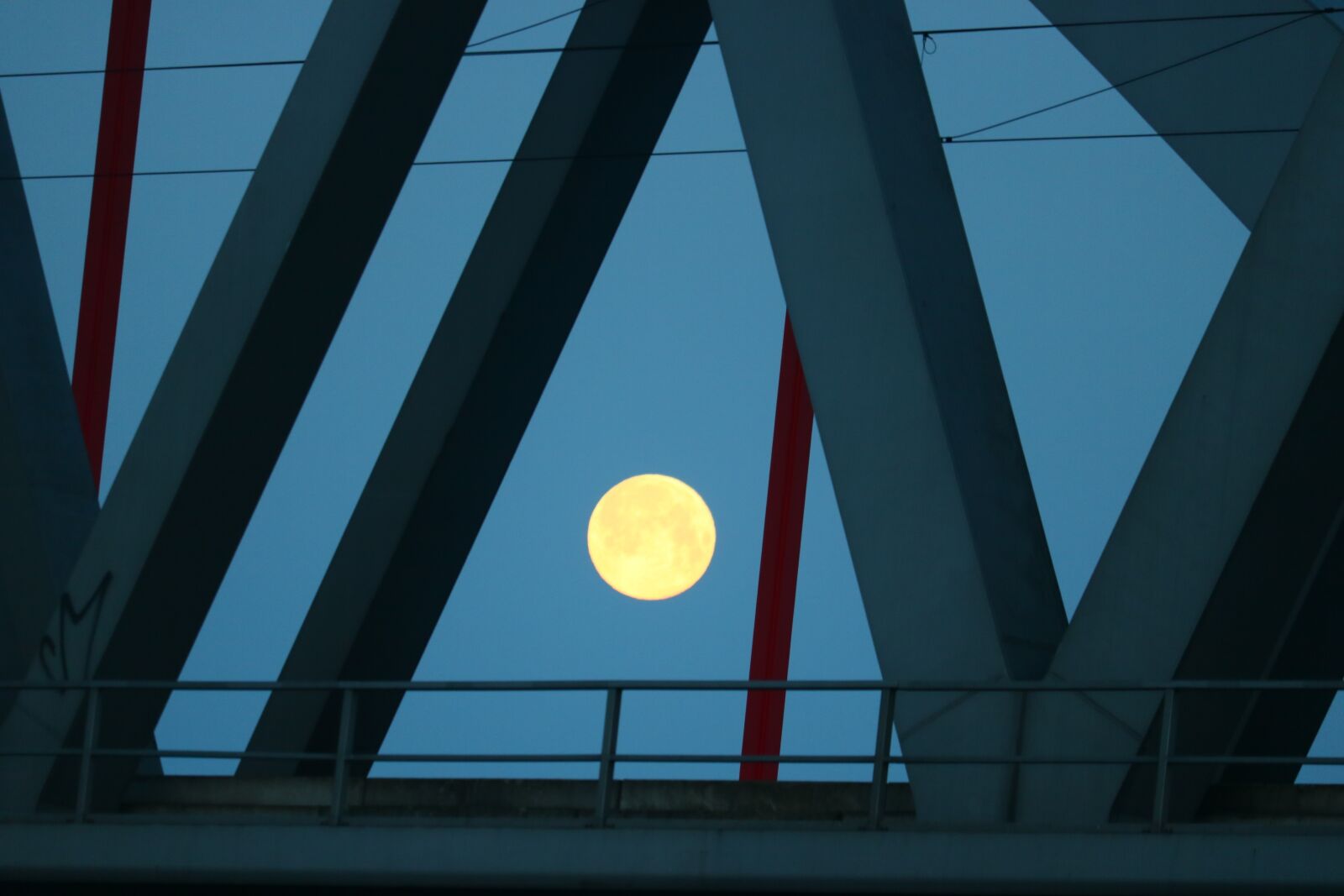 Canon EOS 750D (EOS Rebel T6i / EOS Kiss X8i) sample photo. Moon, railway bridge, morning photography