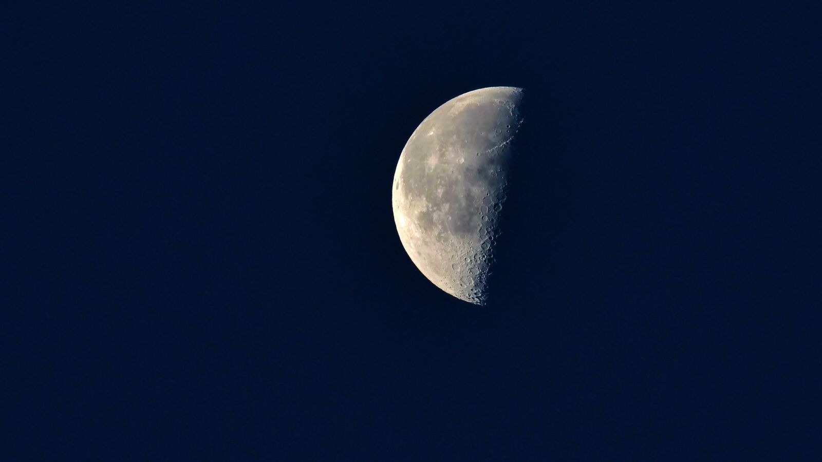 Panasonic Lumix DC-G9 sample photo. Moon, satellite, space photography