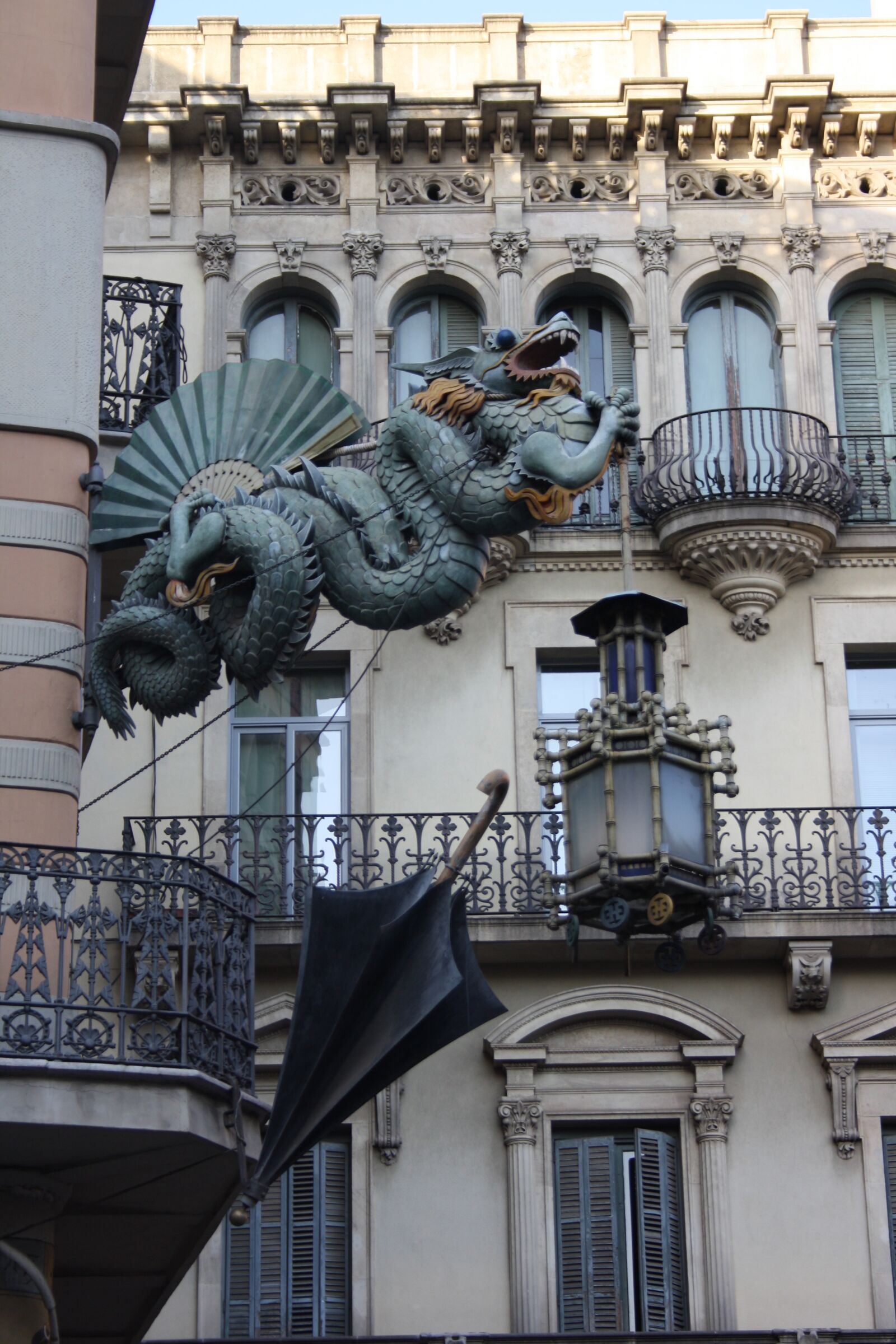 Canon EOS 1000D (EOS Digital Rebel XS / EOS Kiss F) sample photo. Dragon, the fa ade photography