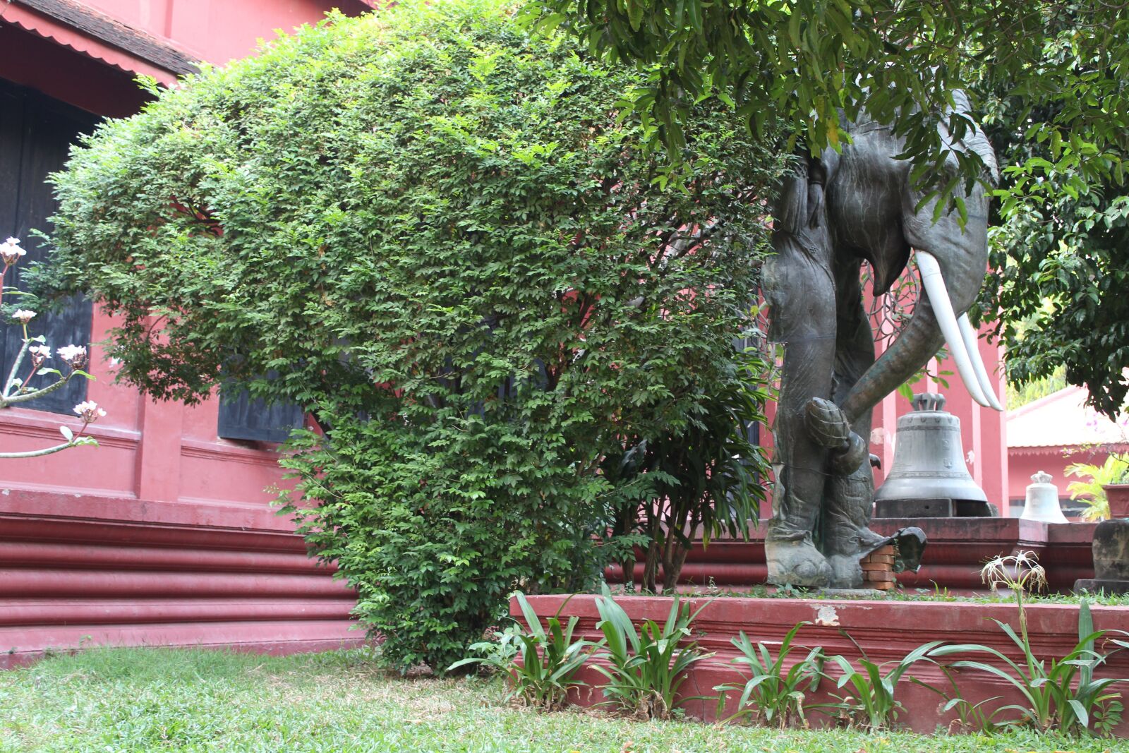 Canon EOS 4000D (EOS Rebel T100 / EOS 3000D) sample photo. Cambodia, museum, tourism photography