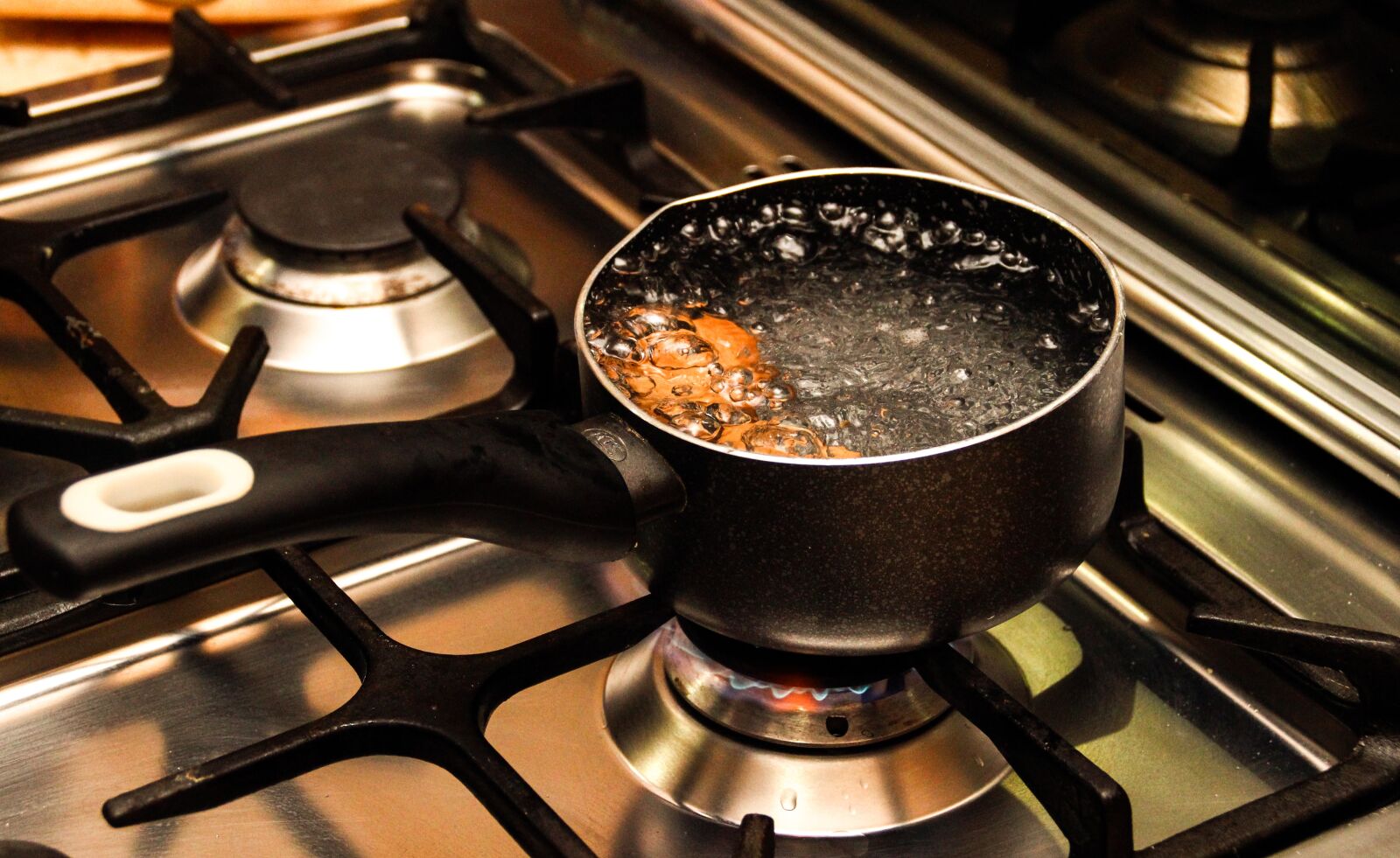 Canon EOS 600D (Rebel EOS T3i / EOS Kiss X5) sample photo. Pan, water, kitchen photography