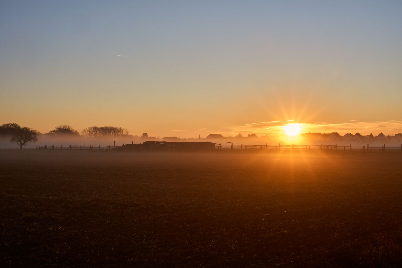 Sony a6000 + Sony E PZ 16-50 mm F3.5-5.6 OSS (SELP1650) sample photo. Sunrise, fog, autumn photography