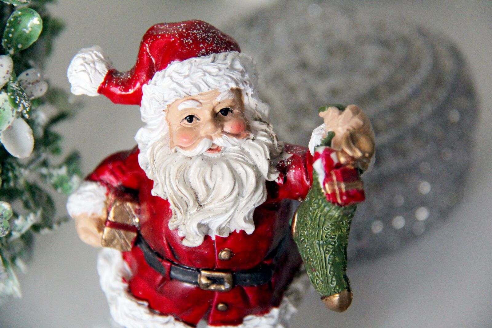 Canon EF-S 18-200mm F3.5-5.6 IS sample photo. Santa claus, christmas, decoration photography