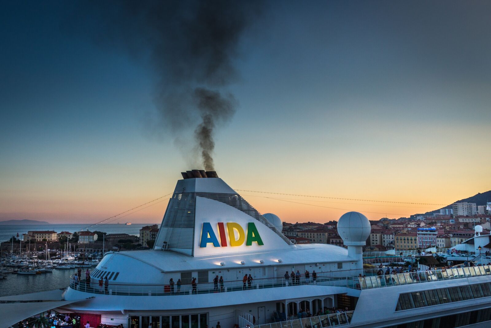 DT 18-270mm F3.5-6.3 SSM sample photo. Cruise ship, hole in photography