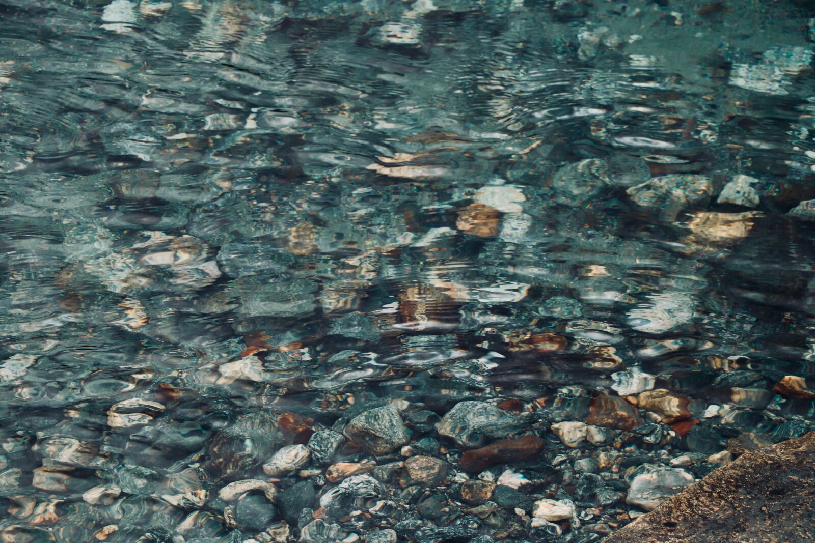 Canon EOS 800D (EOS Rebel T7i / EOS Kiss X9i) sample photo. Water, cold, pebbles photography