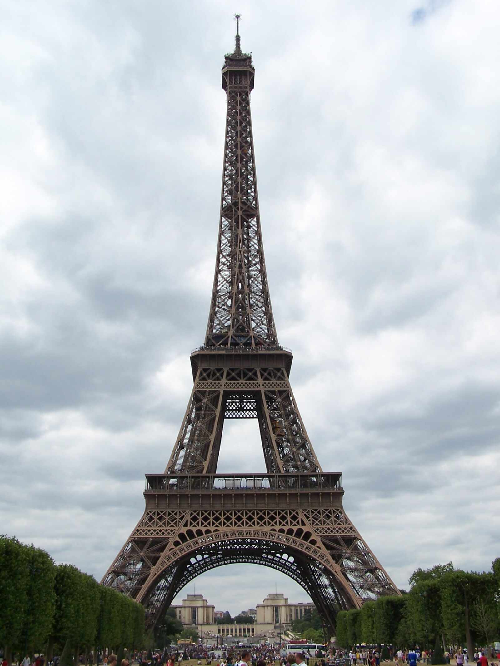 Kodak DX6490 ZOOM DIGITAL CAMERA sample photo. Eiffel, tower, people, infront photography