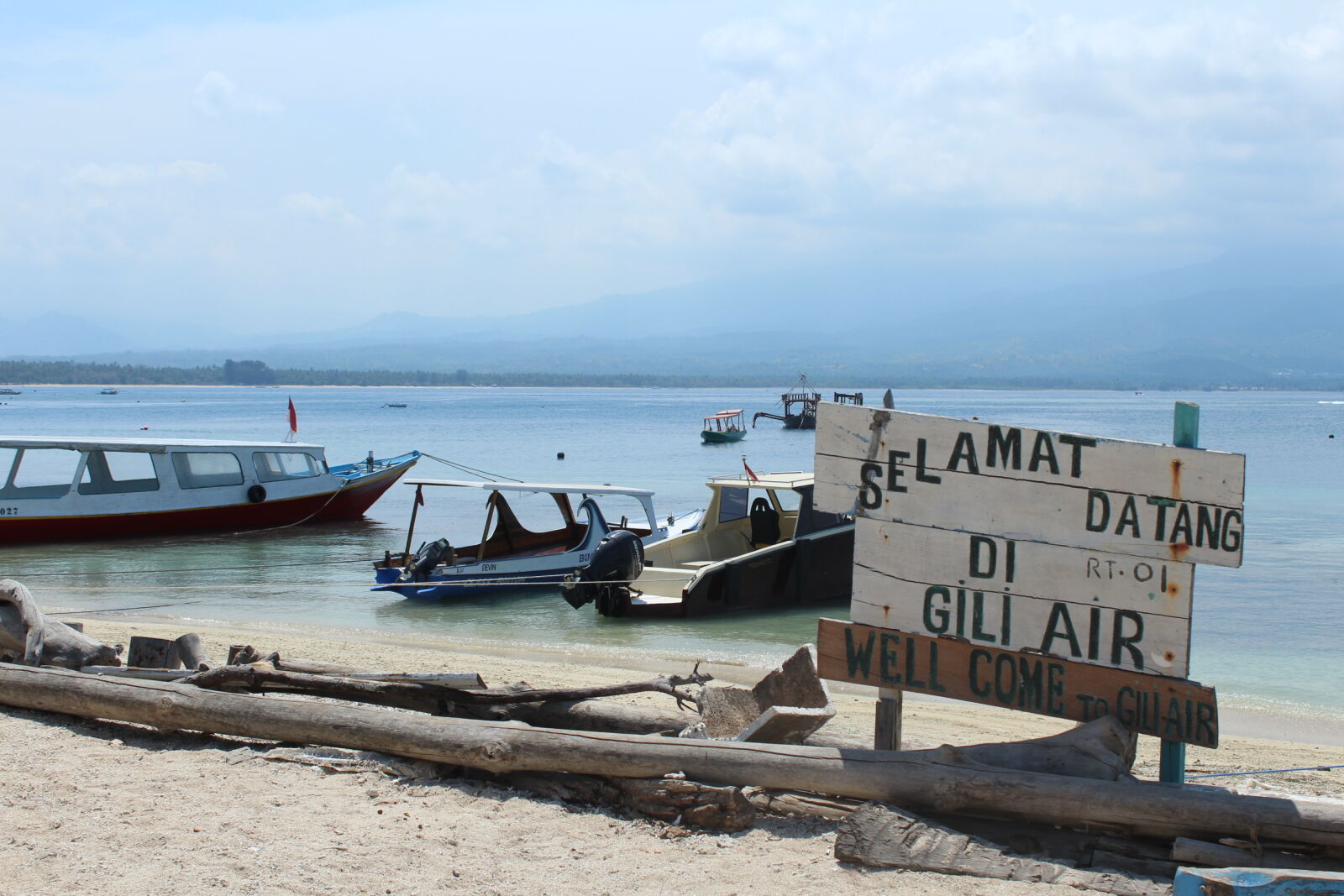 Canon EOS 1200D (EOS Rebel T5 / EOS Kiss X70 / EOS Hi) sample photo. Beach, boat, coast, gili photography