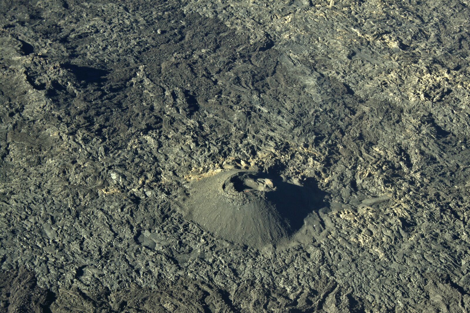 Canon EOS 500D (EOS Rebel T1i / EOS Kiss X3) sample photo. Meeting, formica leo, volcano photography