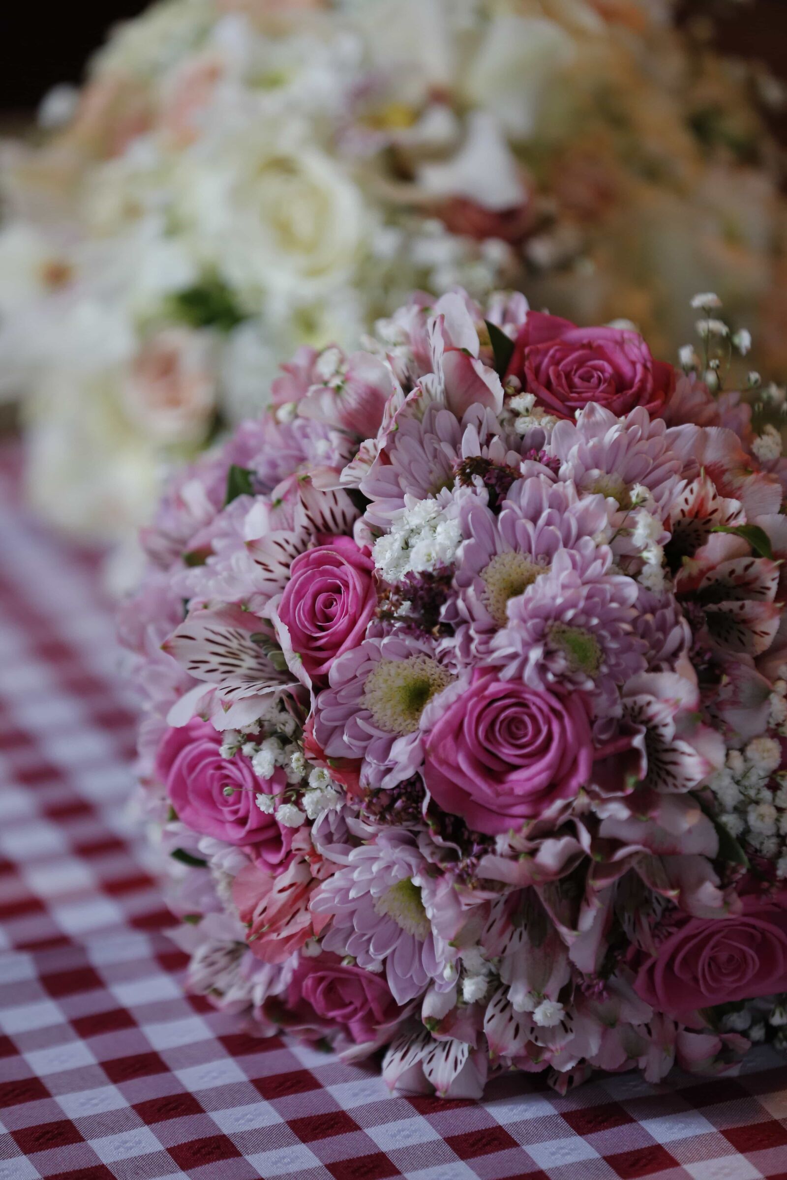 Canon EOS 5D Mark III sample photo. Pink, roses, tablecloth, flowers photography