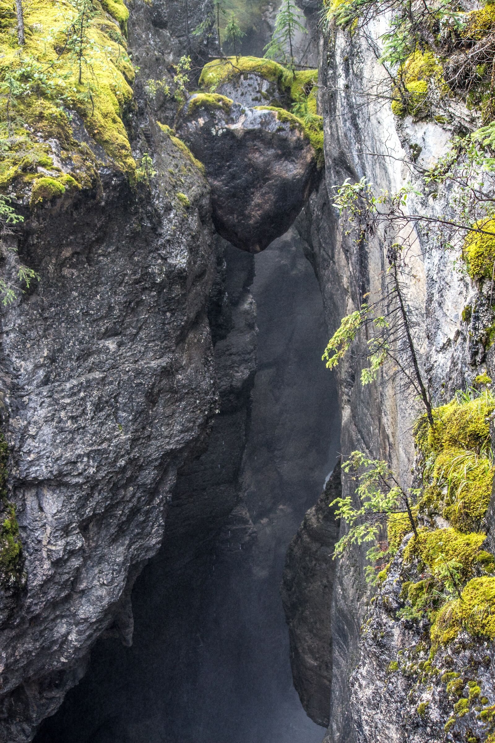 Canon EF-S 55-250mm F4-5.6 IS sample photo. Suspended, rock, boulder photography