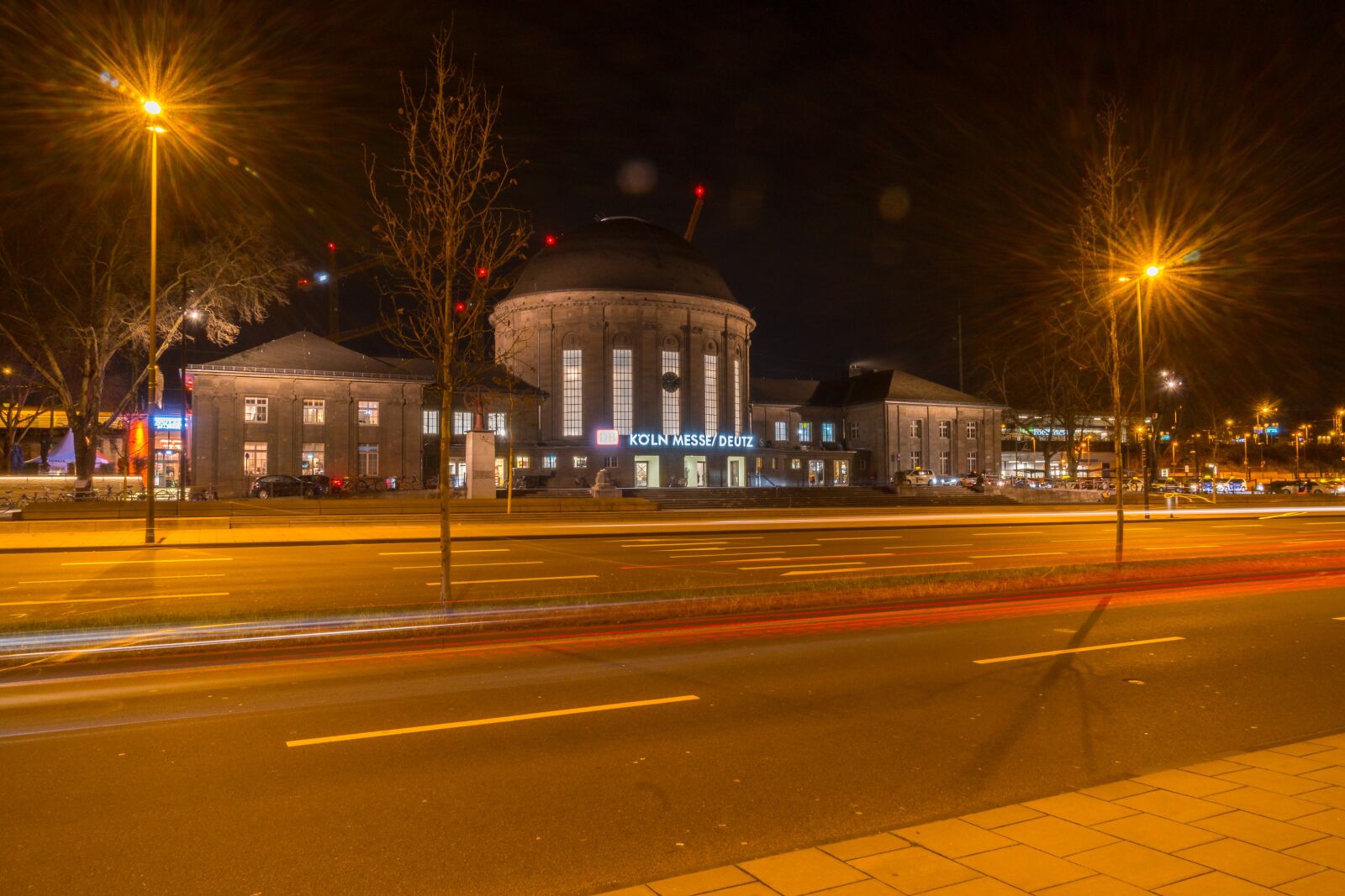 Sony a6500 + Sony Vario-Tessar T* E 16-70mm F4 ZA OSS sample photo. Road, dusk, illuminated photography
