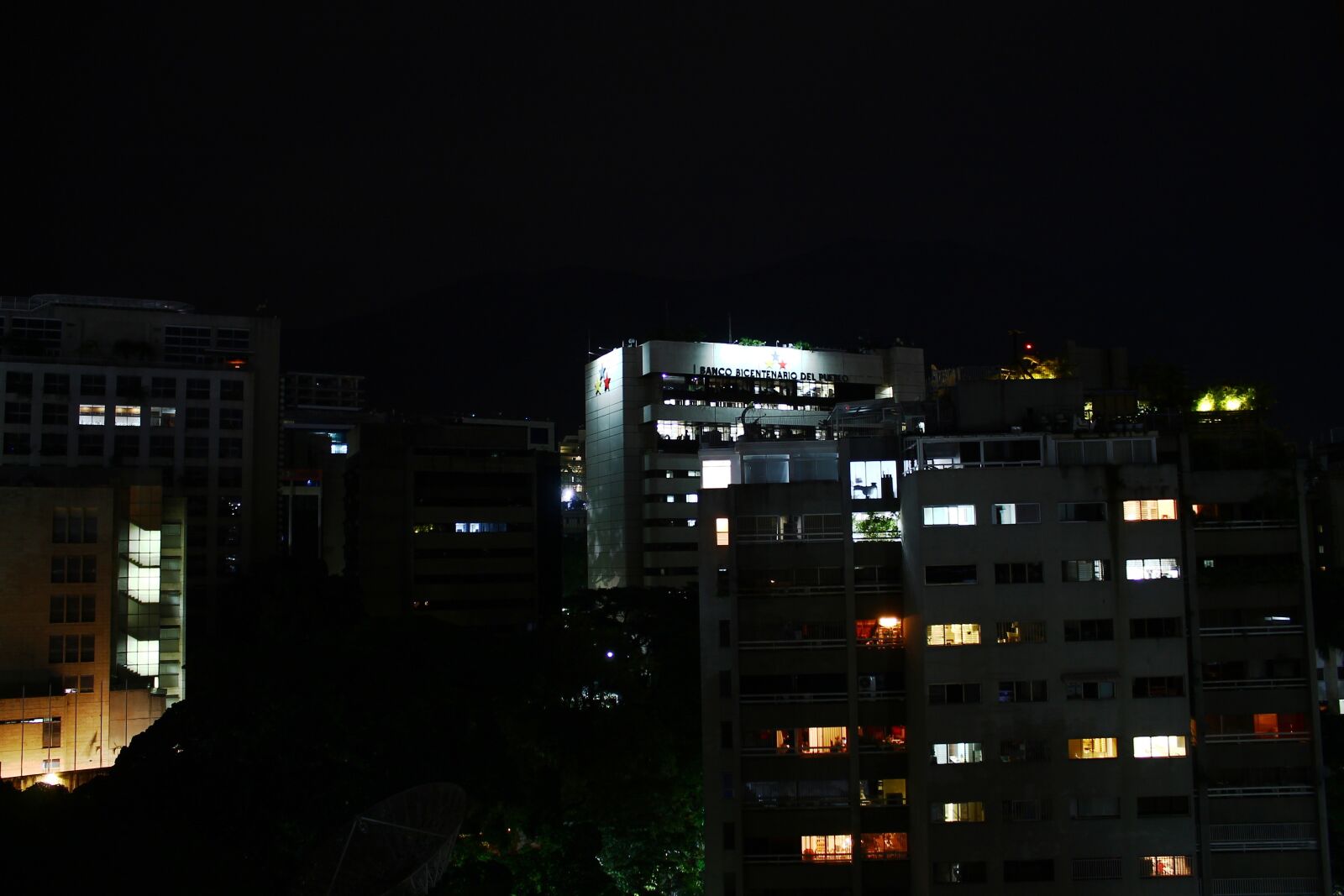 Canon EOS 1100D (EOS Rebel T3 / EOS Kiss X50) sample photo. Caracas, ciudad, noche photography