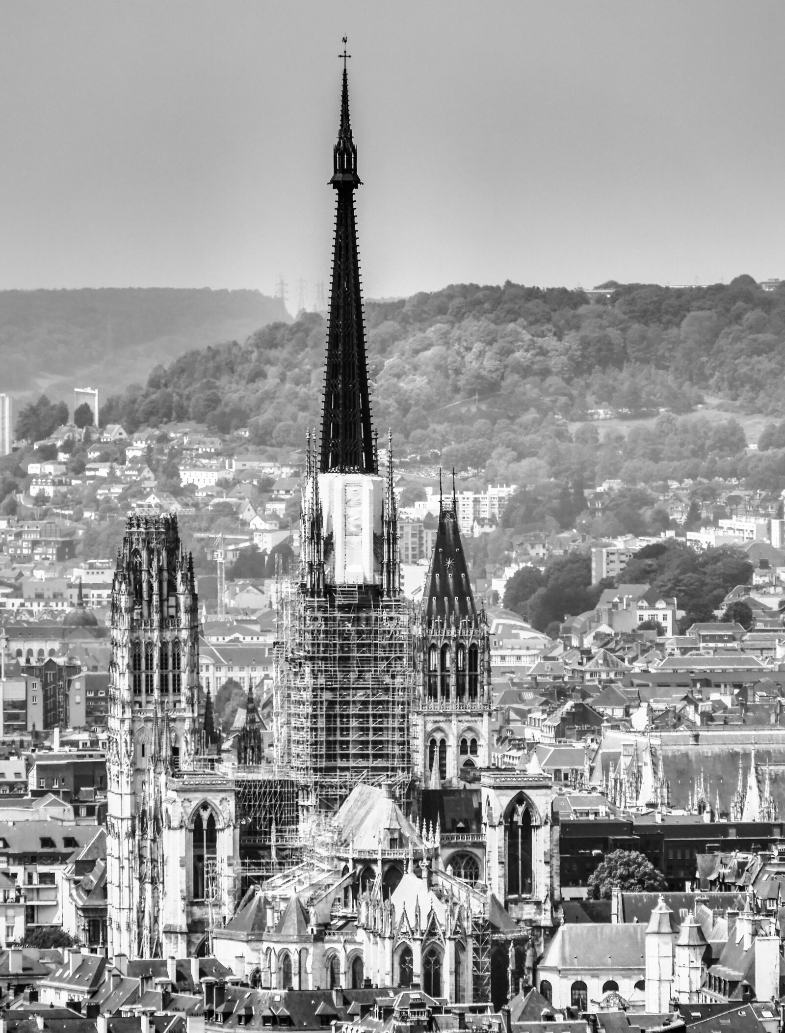 Panasonic Lumix DMC-FZ1000 sample photo. Black and white, rouen photography