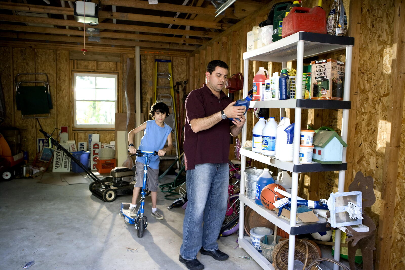 Canon EOS-1Ds Mark II sample photo. Father, organizing, garage, contents photography