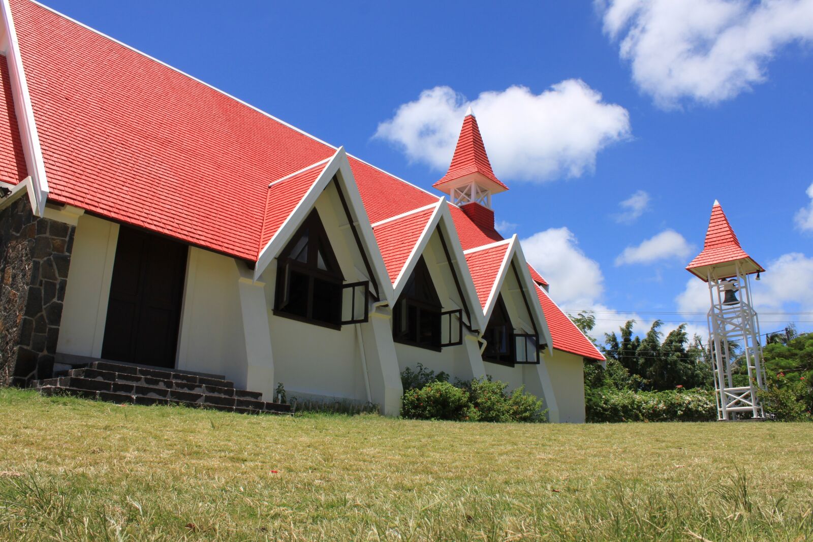 Canon EOS 500D (EOS Rebel T1i / EOS Kiss X3) sample photo. Cap malheureux, church, red photography