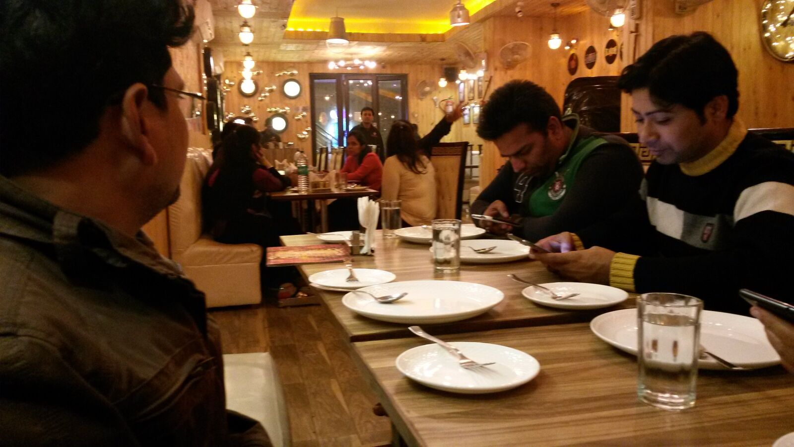 Samsung Galaxy Mega 6.3 sample photo. Restaurant, food, table photography