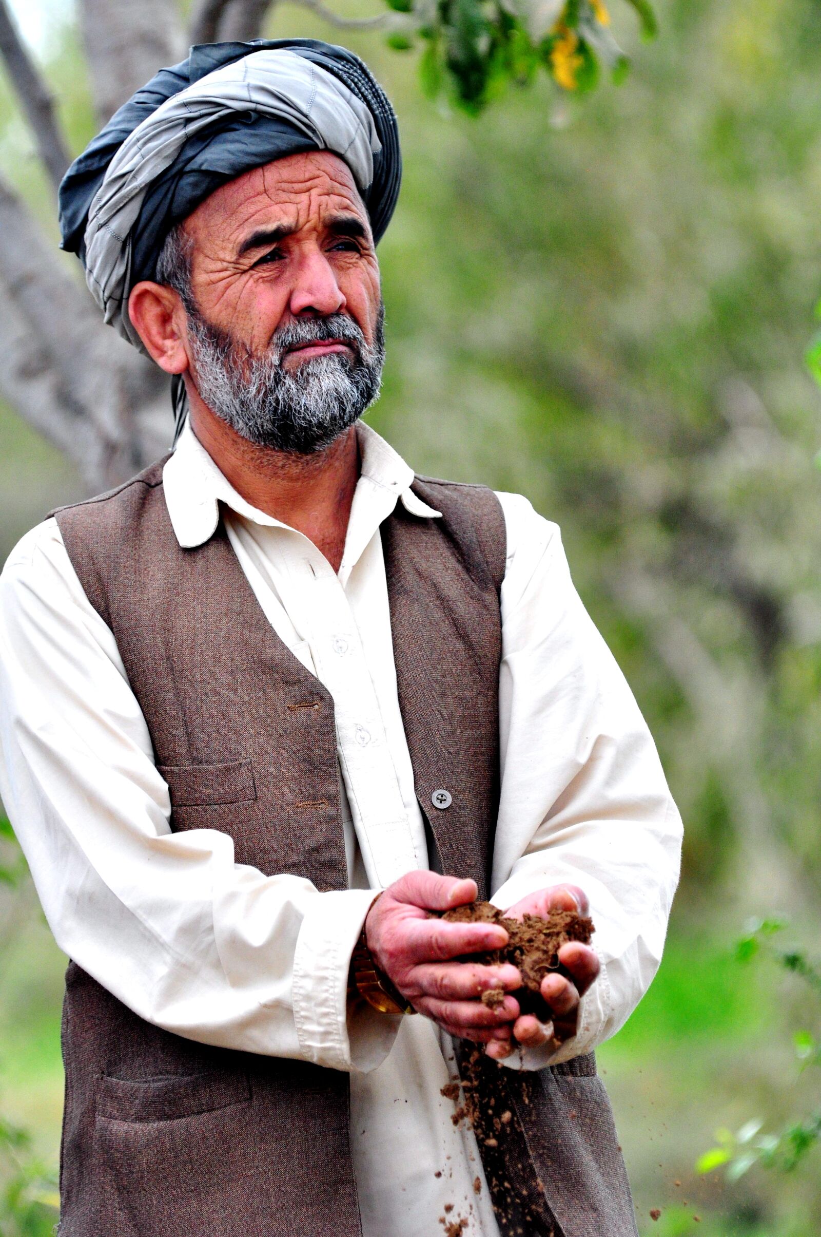 Nikon D90 sample photo. Old man, farmer, afghanistan photography