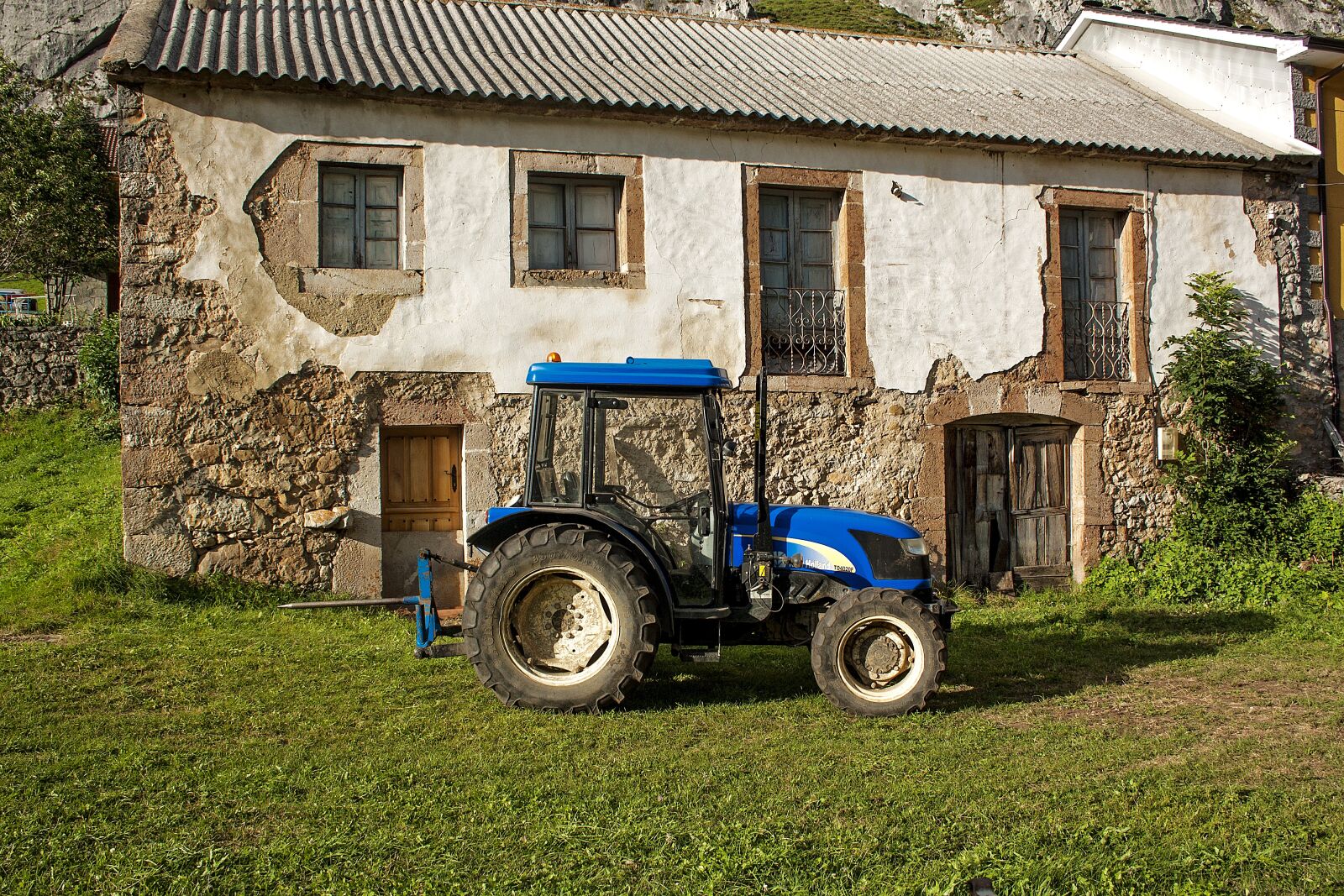 Canon EOS 1000D (EOS Digital Rebel XS / EOS Kiss F) sample photo. Tractor, rural, farm photography