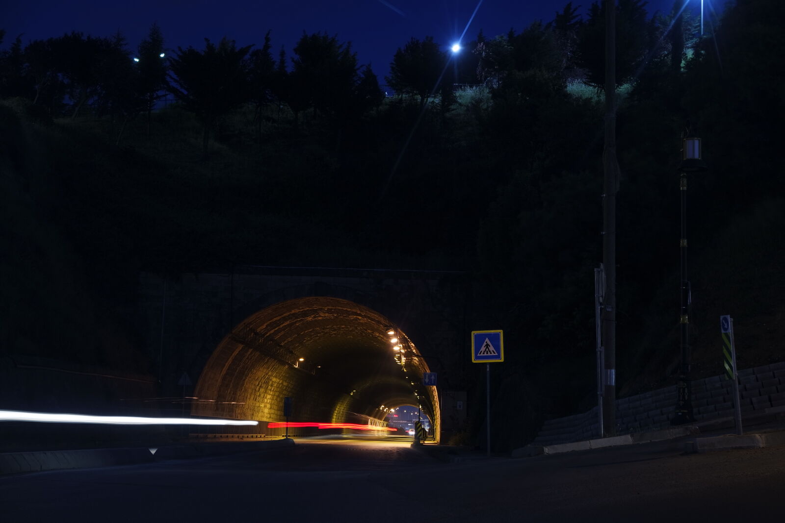 Samsung NX 16-50mm F3.5-5.6 Power Zoom ED OIS sample photo. City, cars, road, night photography