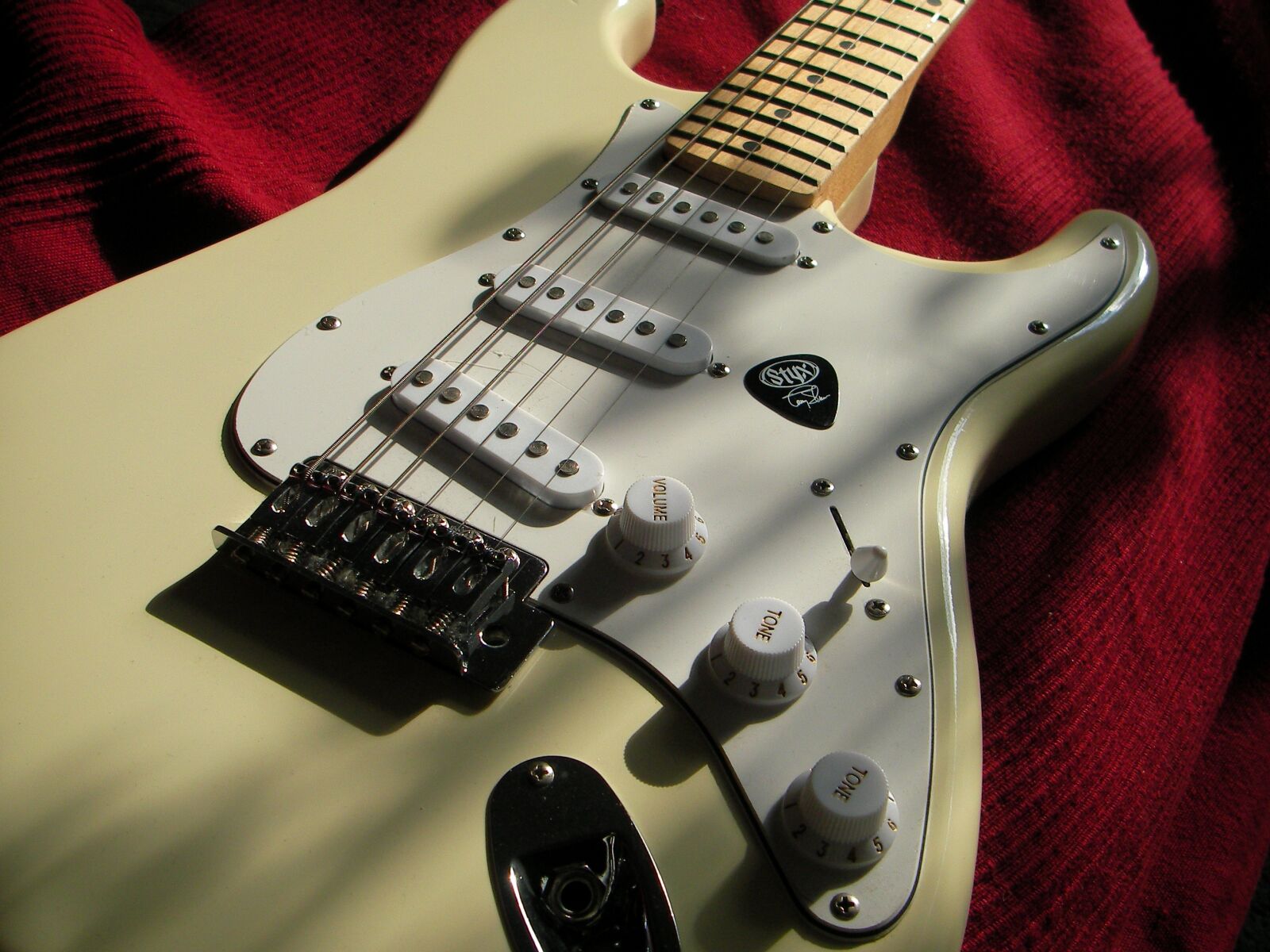 SANYO E6 sample photo. Stratocaster, electric guitar, music photography