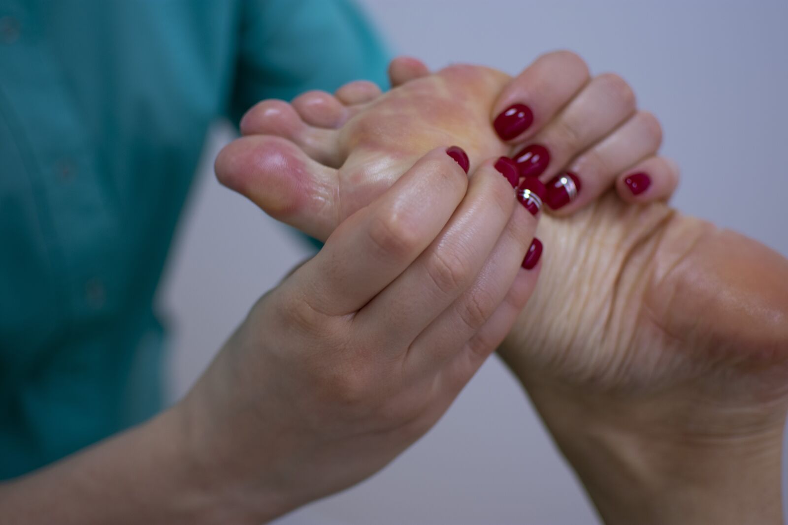 Nikon D3400 sample photo. Massage, hand, leg photography