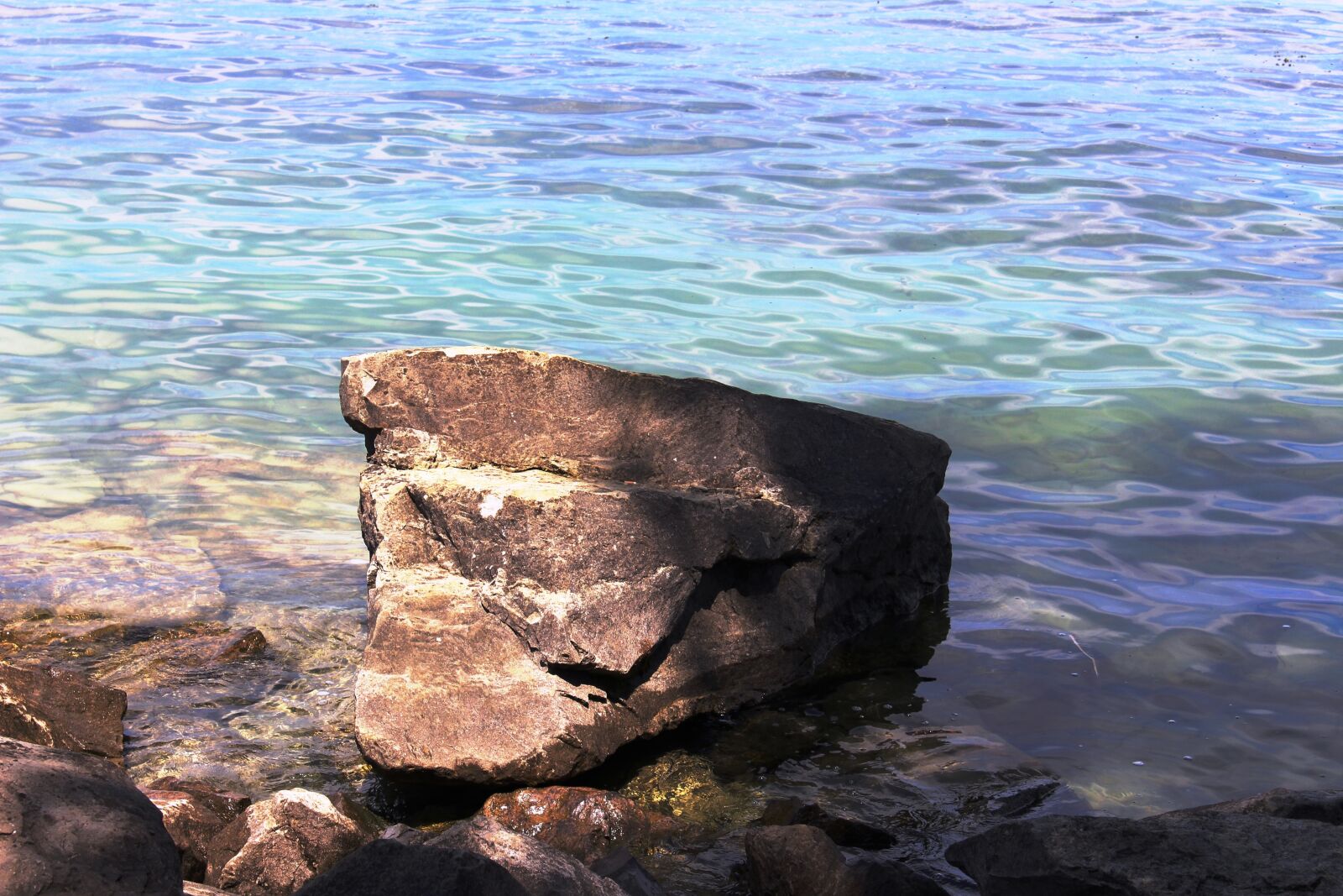 Canon EOS 700D (EOS Rebel T5i / EOS Kiss X7i) sample photo. Lake, bank, stone photography