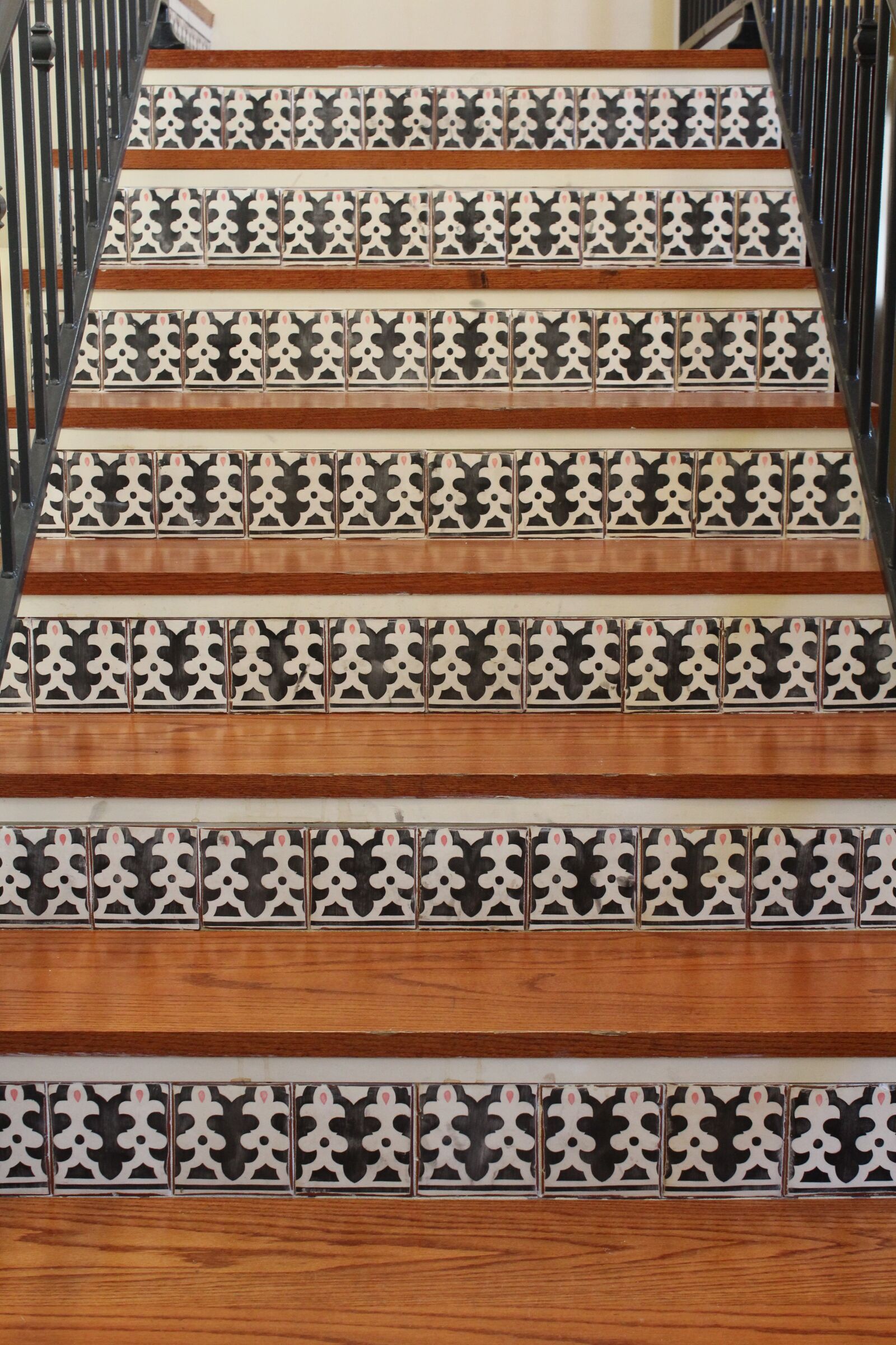 Canon EOS 1200D (EOS Rebel T5 / EOS Kiss X70 / EOS Hi) sample photo. Stairs, wooden, staircase photography