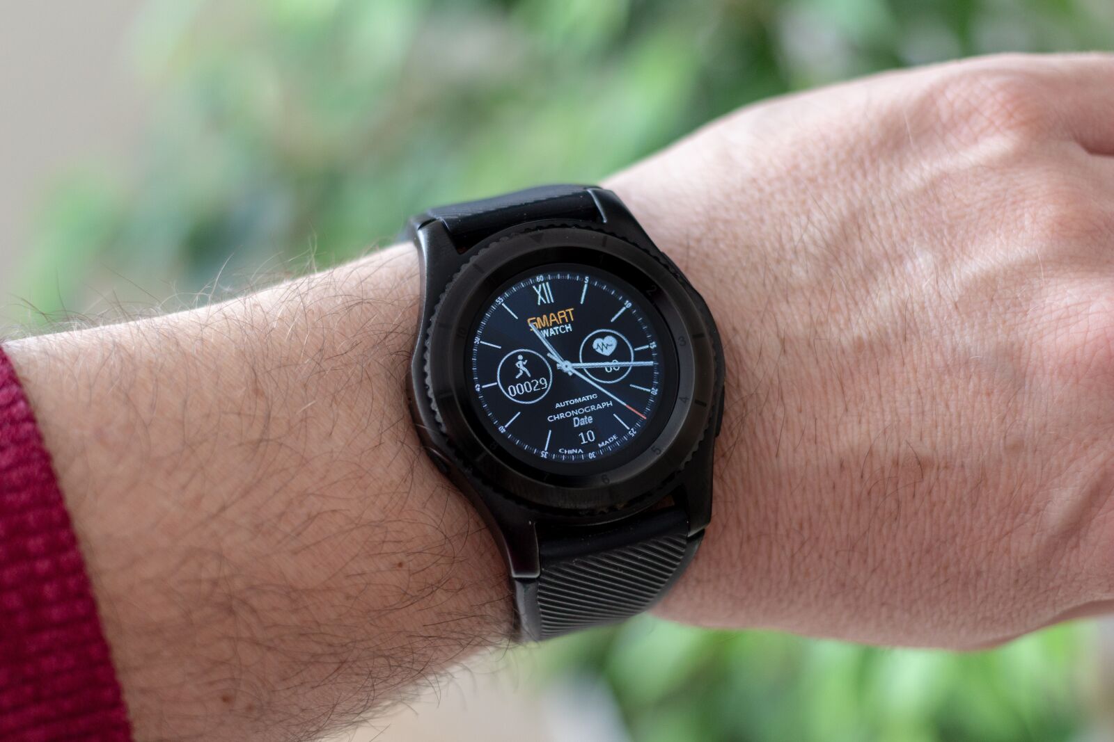 Canon EOS 100D (EOS Rebel SL1 / EOS Kiss X7) + Canon EF 40mm F2.8 STM sample photo. Smartwatch, wrist watch, pedometer photography