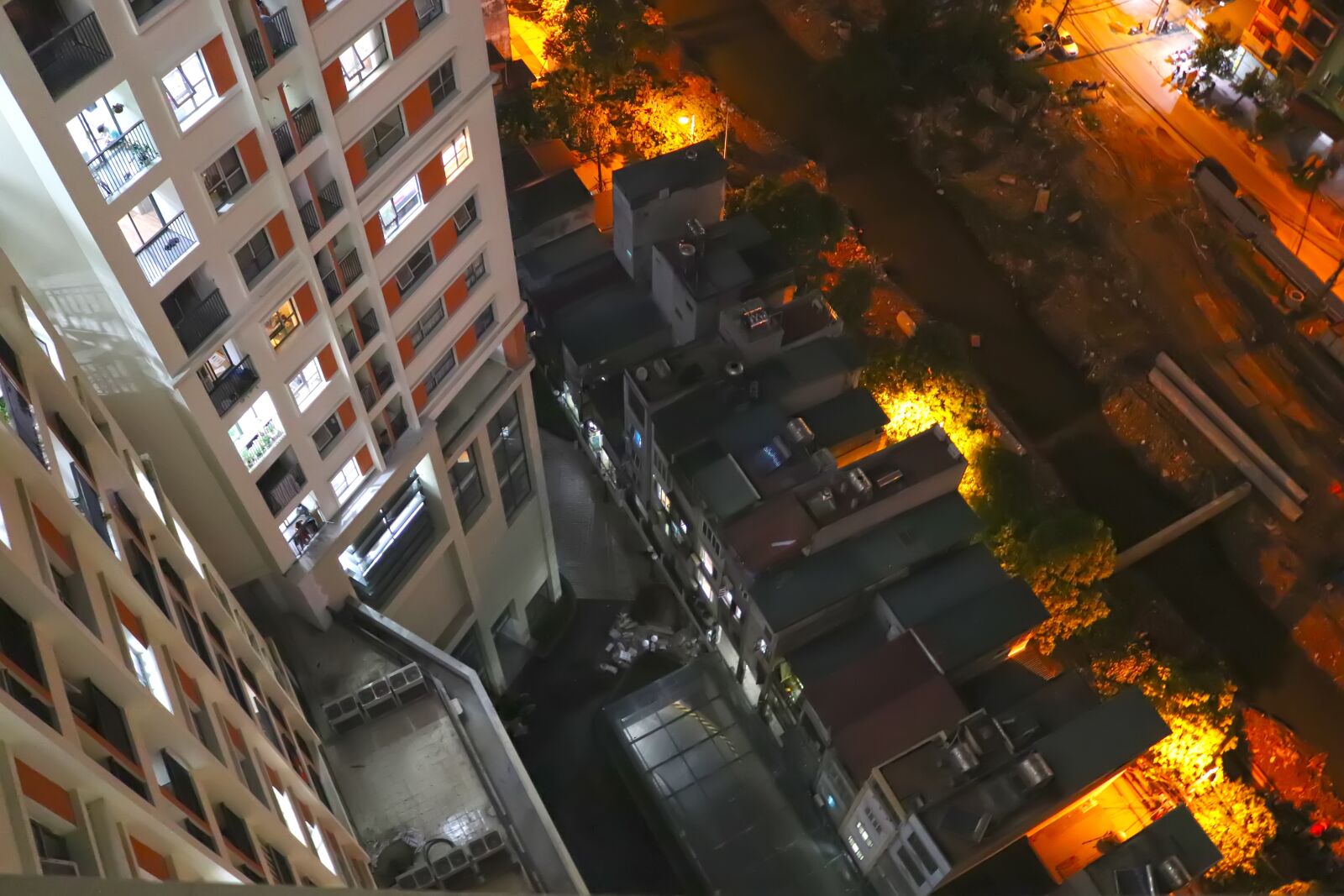 Canon EOS 77D (EOS 9000D / EOS 770D) sample photo. City lights up, listing photography
