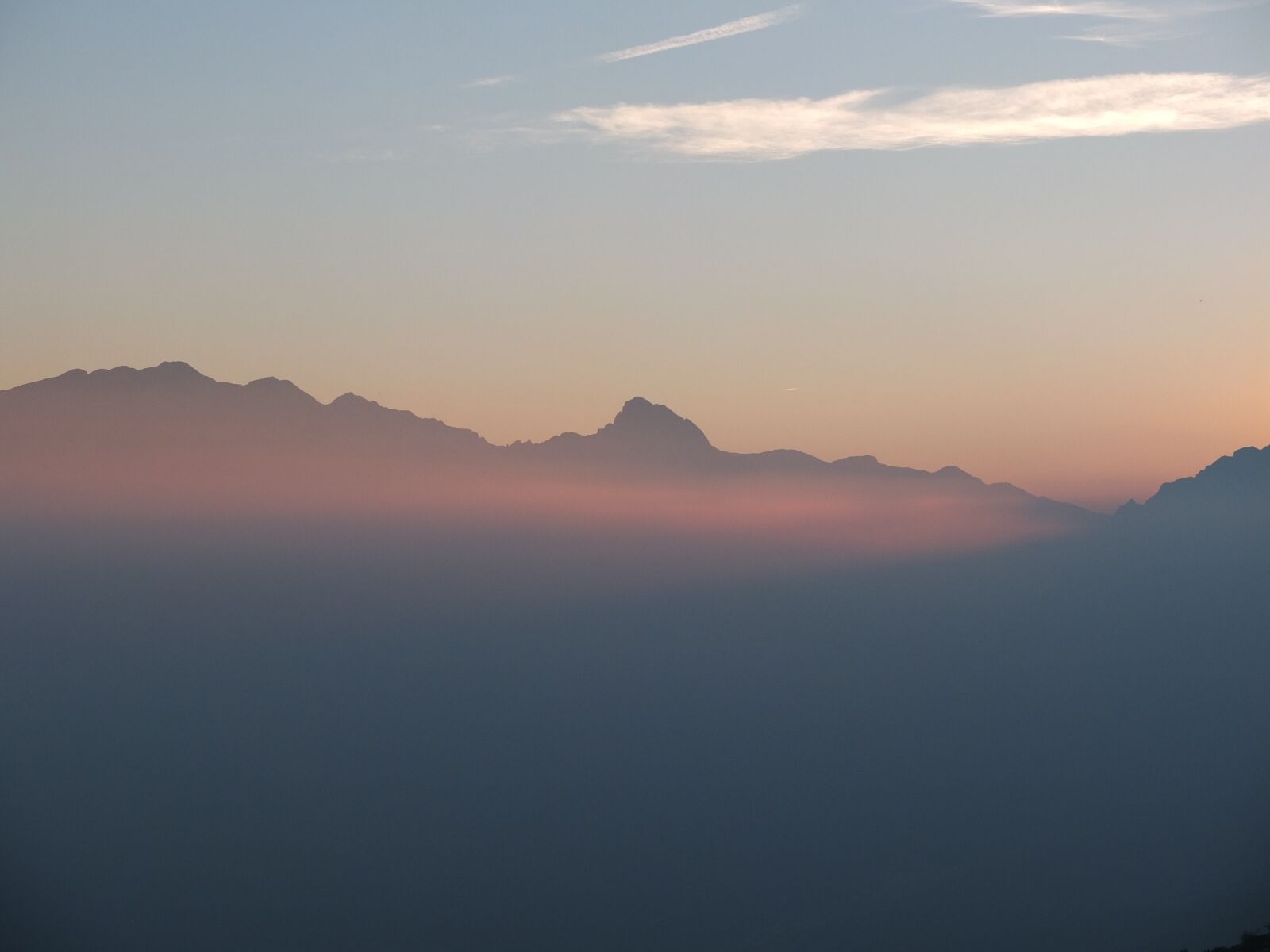 Fujifilm X10 sample photo. Mountain, cloud, sun photography