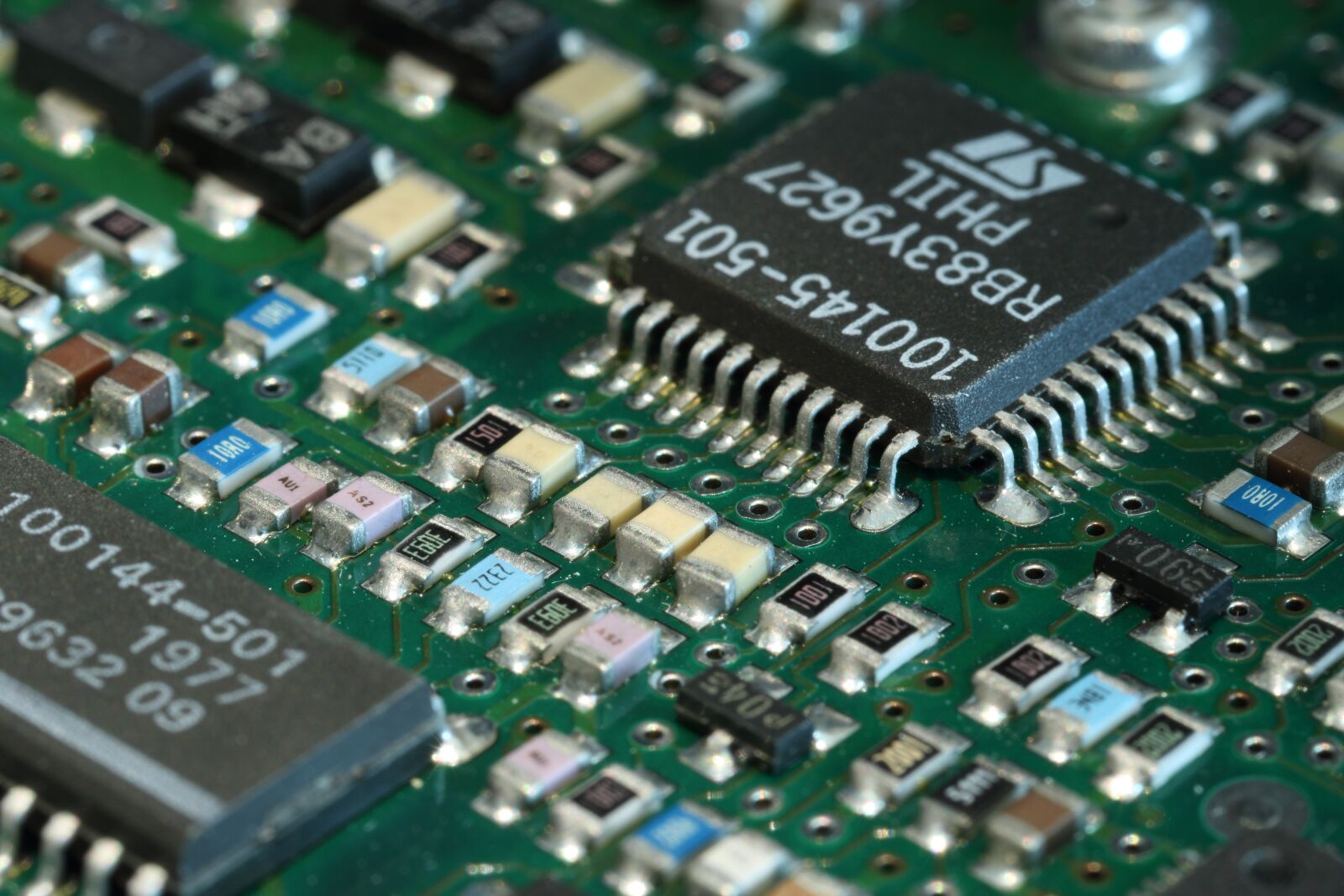 Canon EOS 750D (EOS Rebel T6i / EOS Kiss X8i) sample photo. Pcb, printed, circuit photography