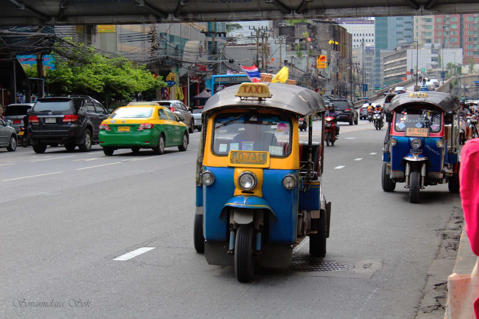 Canon EOS 1300D (EOS Rebel T6 / EOS Kiss X80) + Canon EF-S 18-55mm F3.5-5.6 IS II sample photo. Street, thailand, vehicle photography