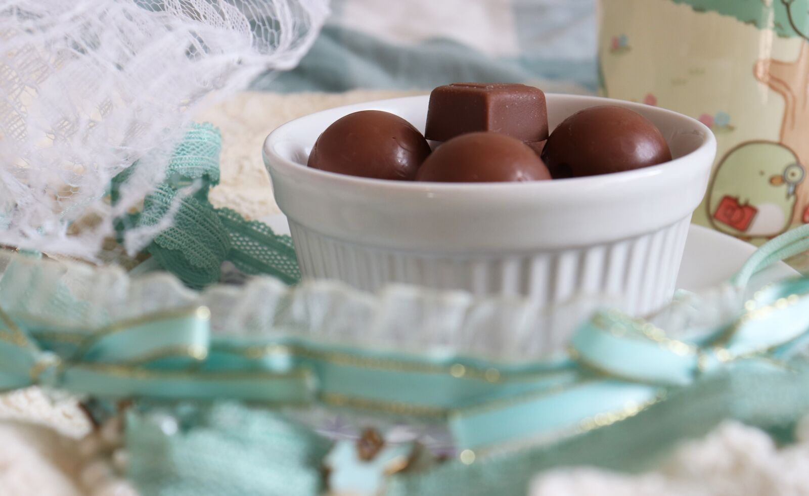 Canon EOS 77D (EOS 9000D / EOS 770D) sample photo. Chocolate, bright, sweets photography