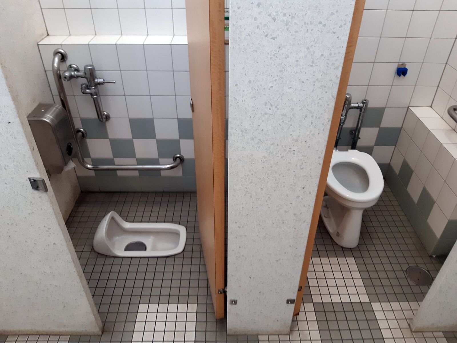 Samsung Galaxy A8(2018) sample photo. A public toilet, japanese photography