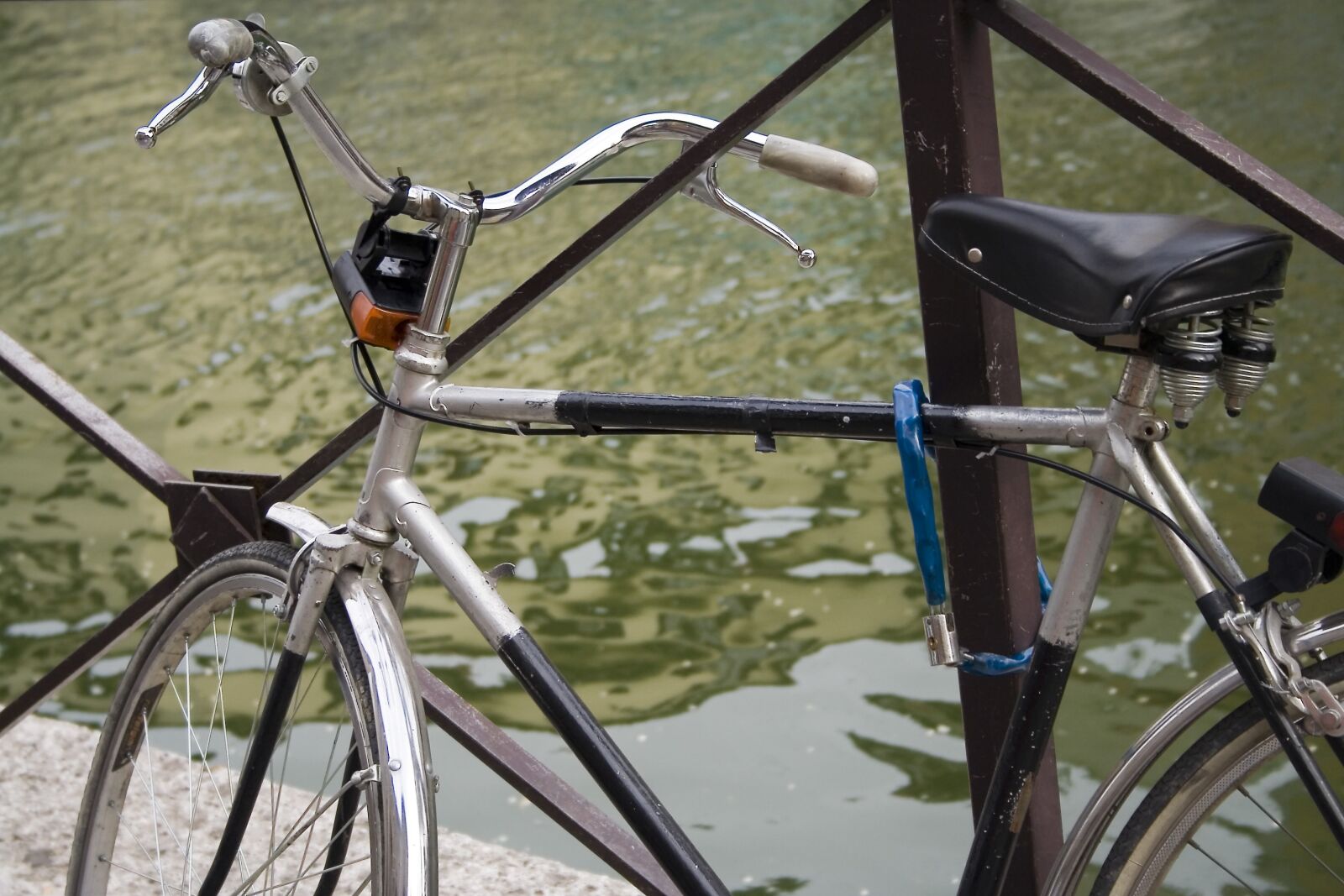 Canon EOS 350D (EOS Digital Rebel XT / EOS Kiss Digital N) sample photo. Bike, biking, naviglio photography