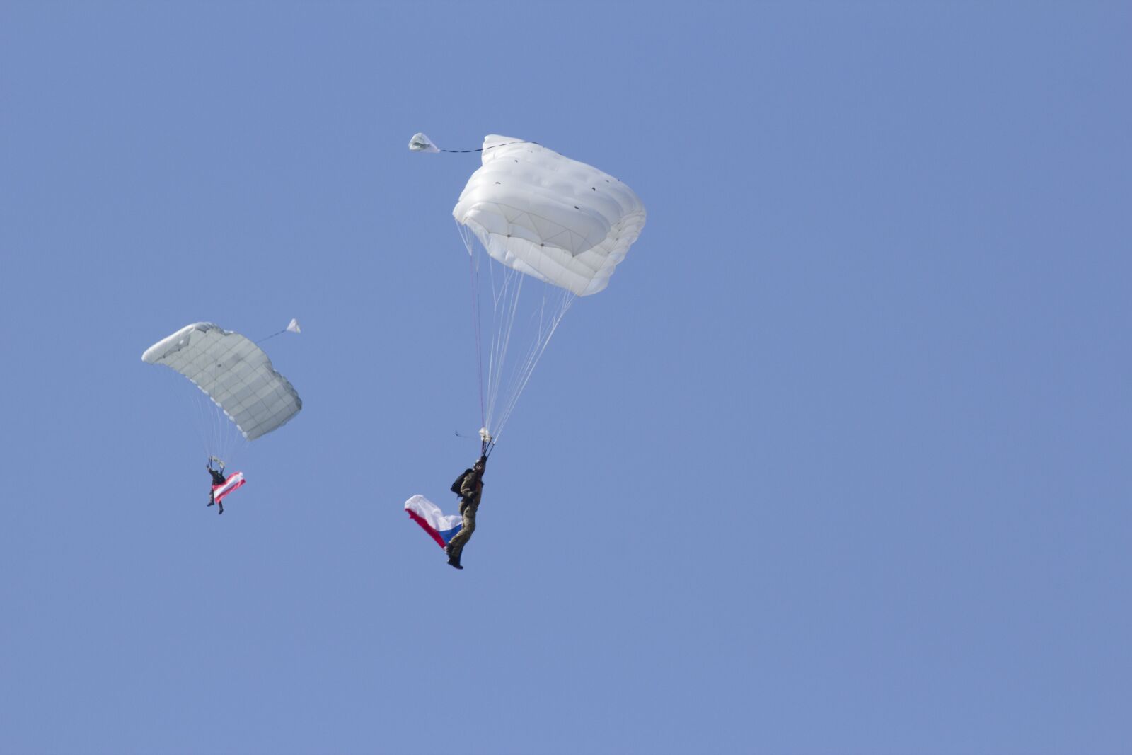 Canon EOS 600D (Rebel EOS T3i / EOS Kiss X5) sample photo. A parachute, a skydiver photography