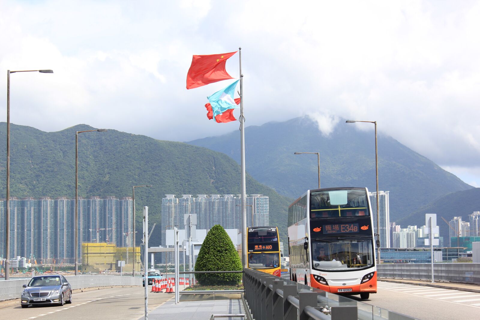 Canon EOS 550D (EOS Rebel T2i / EOS Kiss X4) sample photo. Hong kong, airport, road photography