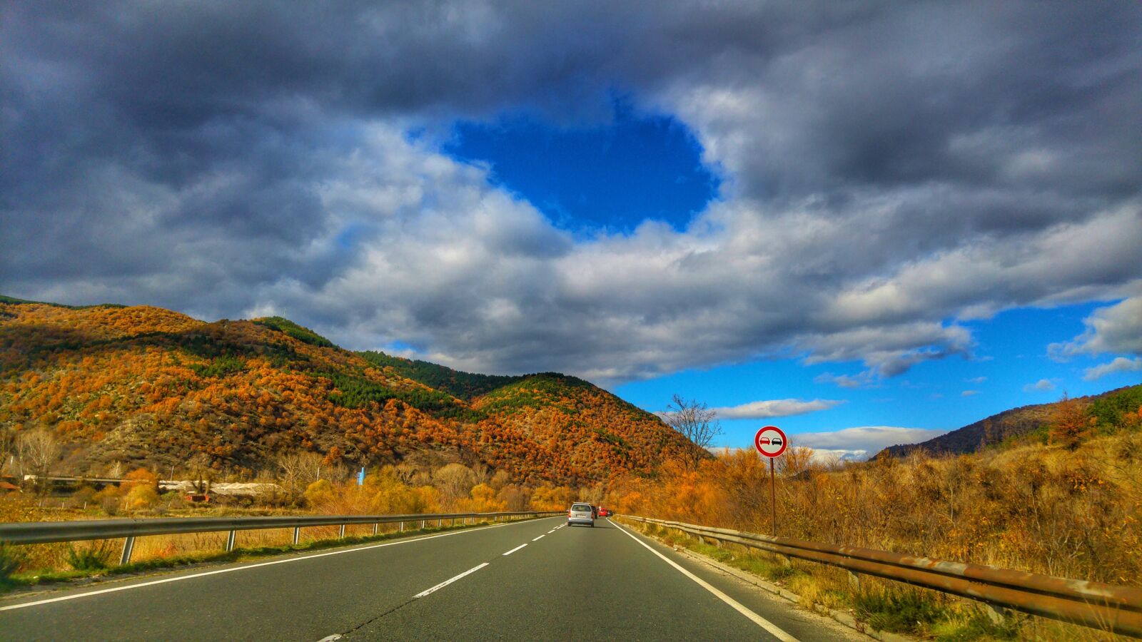 LG G4 sample photo. Road, hills, travel photography