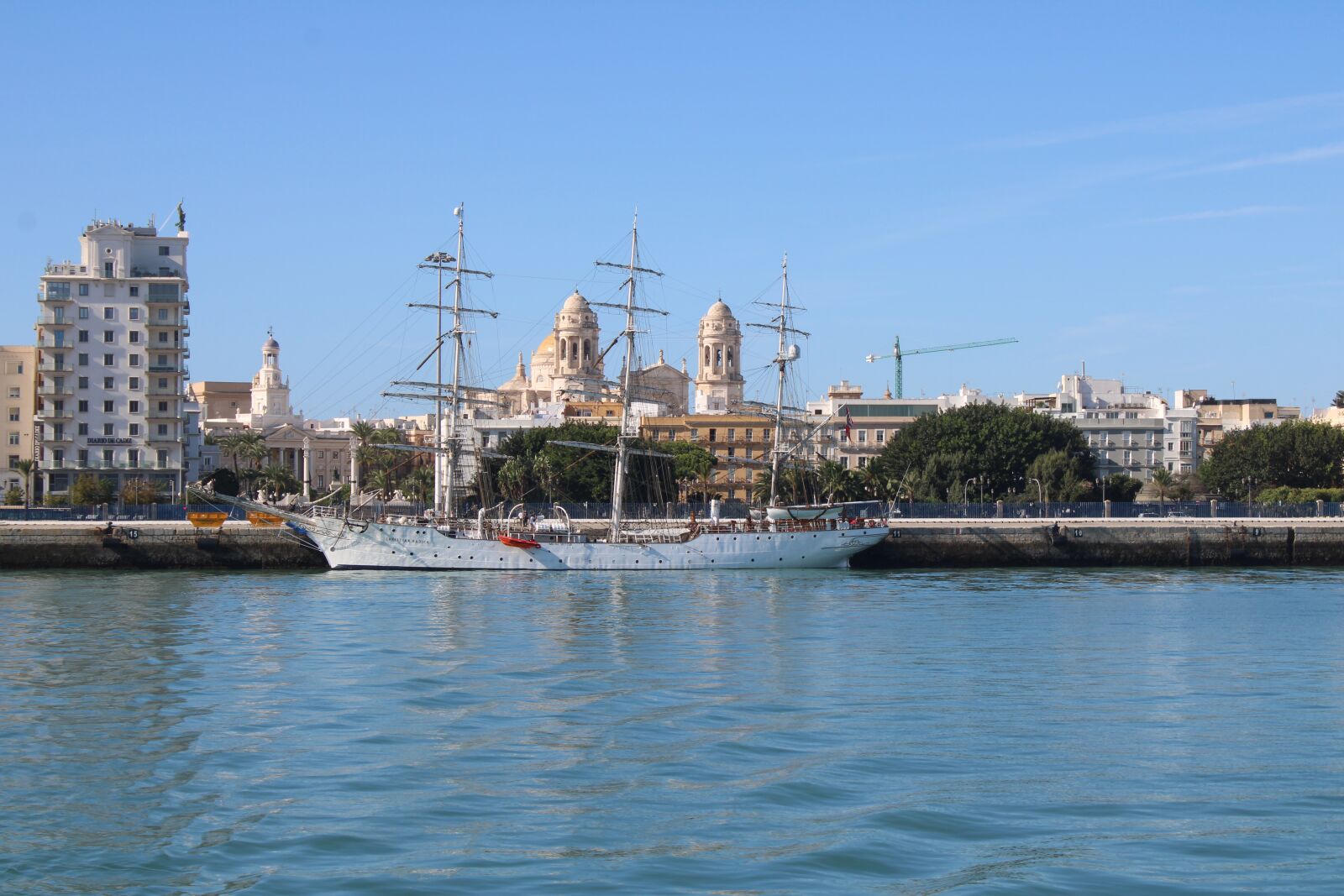 Canon EOS 2000D (EOS Rebel T7 / EOS Kiss X90 / EOS 1500D) sample photo. Sailboat, port of cadiz photography
