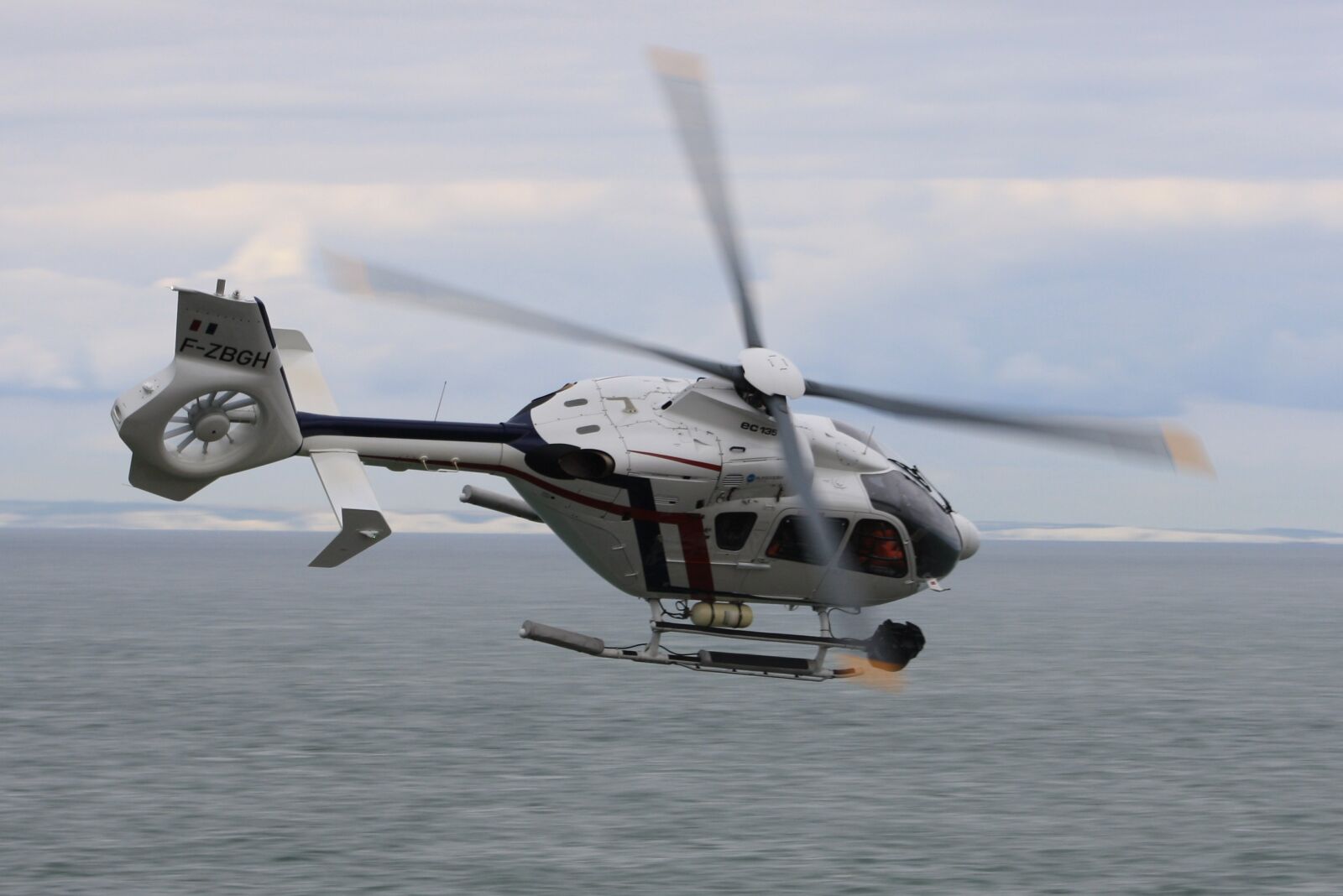 Canon EOS 1000D (EOS Digital Rebel XS / EOS Kiss F) sample photo. Helicopter, flying, rotor blades photography
