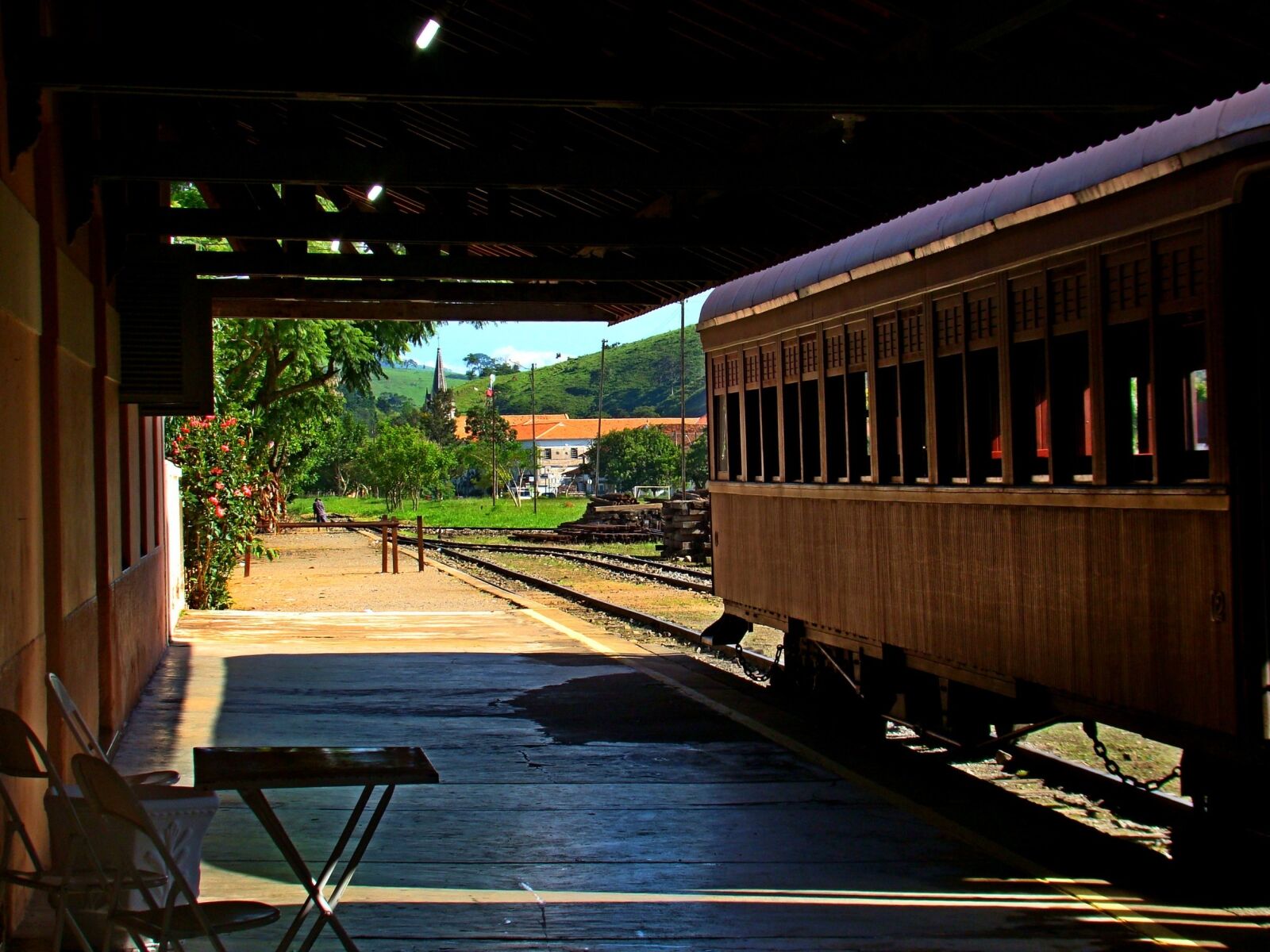 Sony Cyber-shot DSC-H50 sample photo. Train, station, classic photography