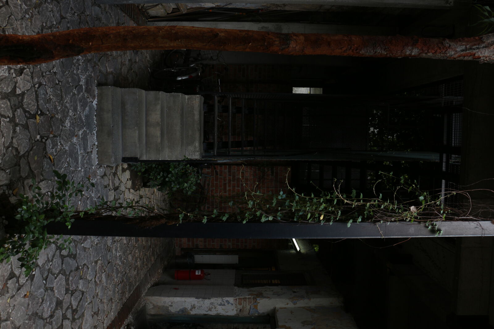 Canon EOS 700D (EOS Rebel T5i / EOS Kiss X7i) sample photo. Alley, stairs photography