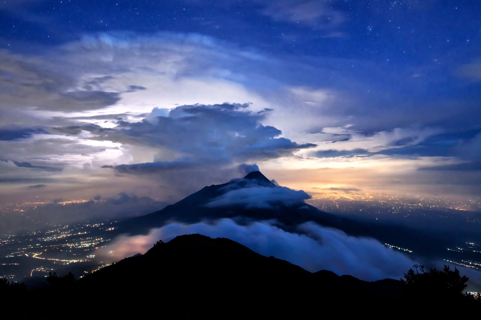 Canon EOS 5D Mark II sample photo. Merapi, starry sky, thundercloud photography