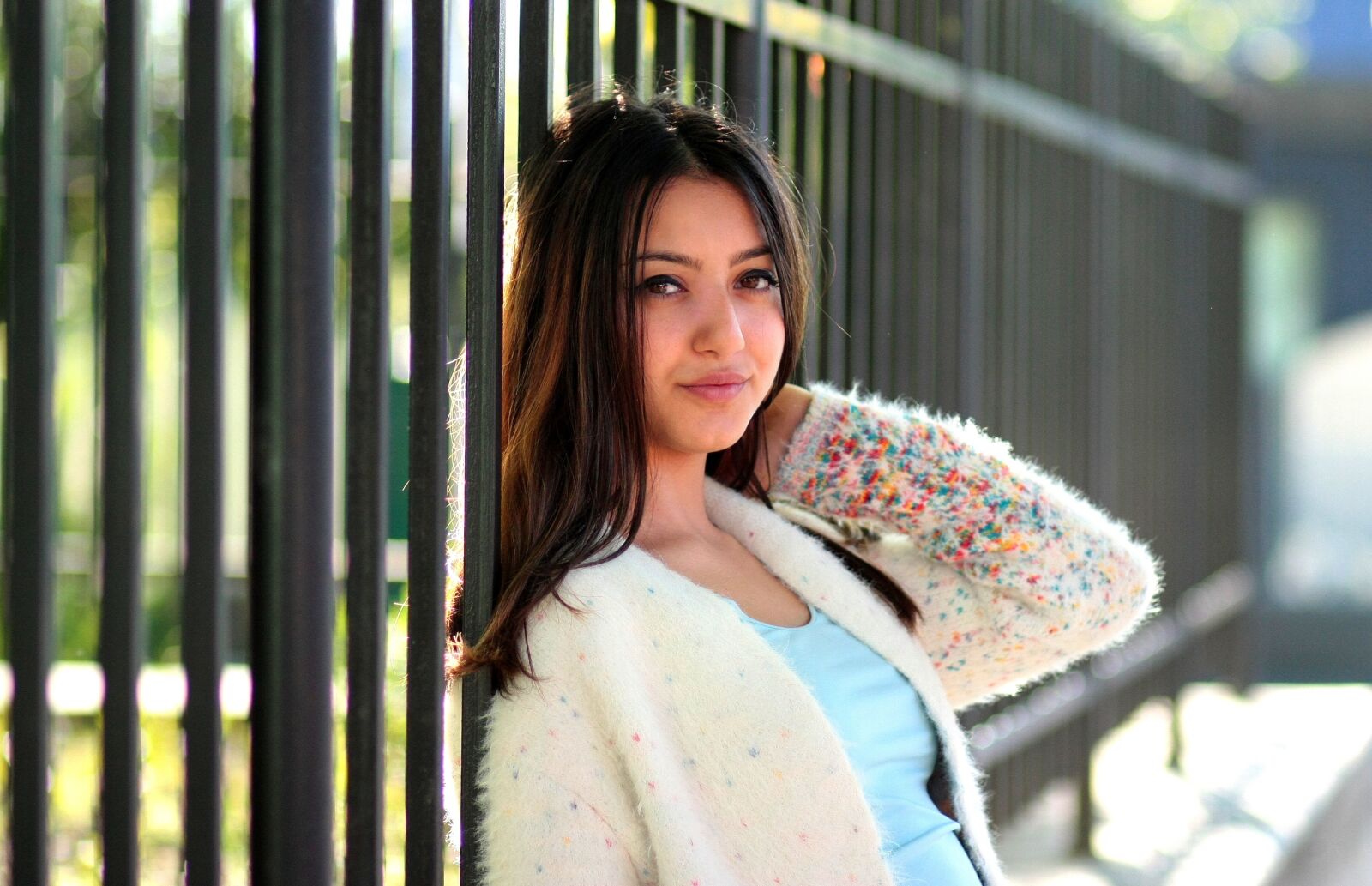Canon EOS 450D (EOS Rebel XSi / EOS Kiss X2) sample photo. Girl, fence, brunette photography