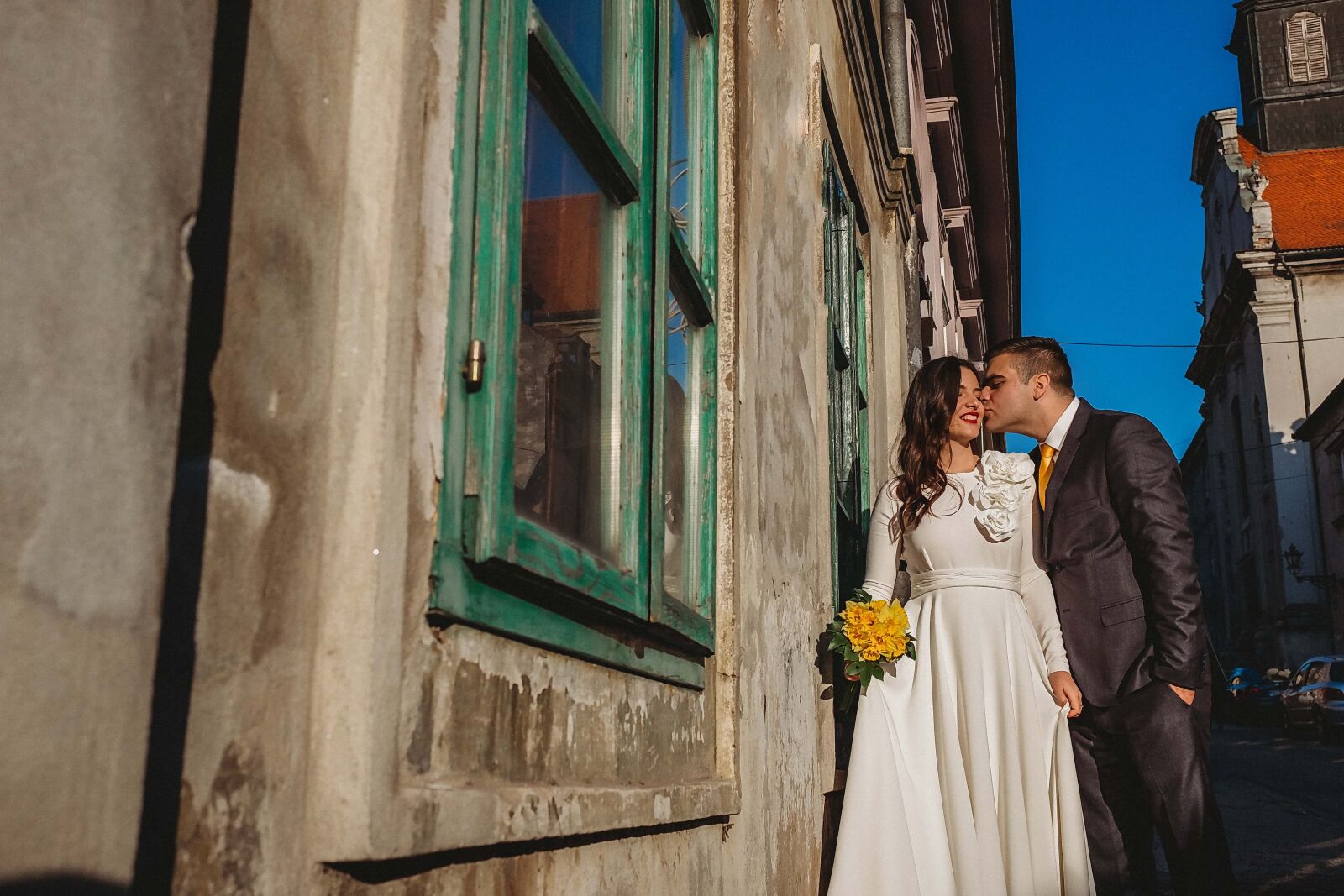 Fujifilm X100T sample photo. Street, facade, woman, groom photography